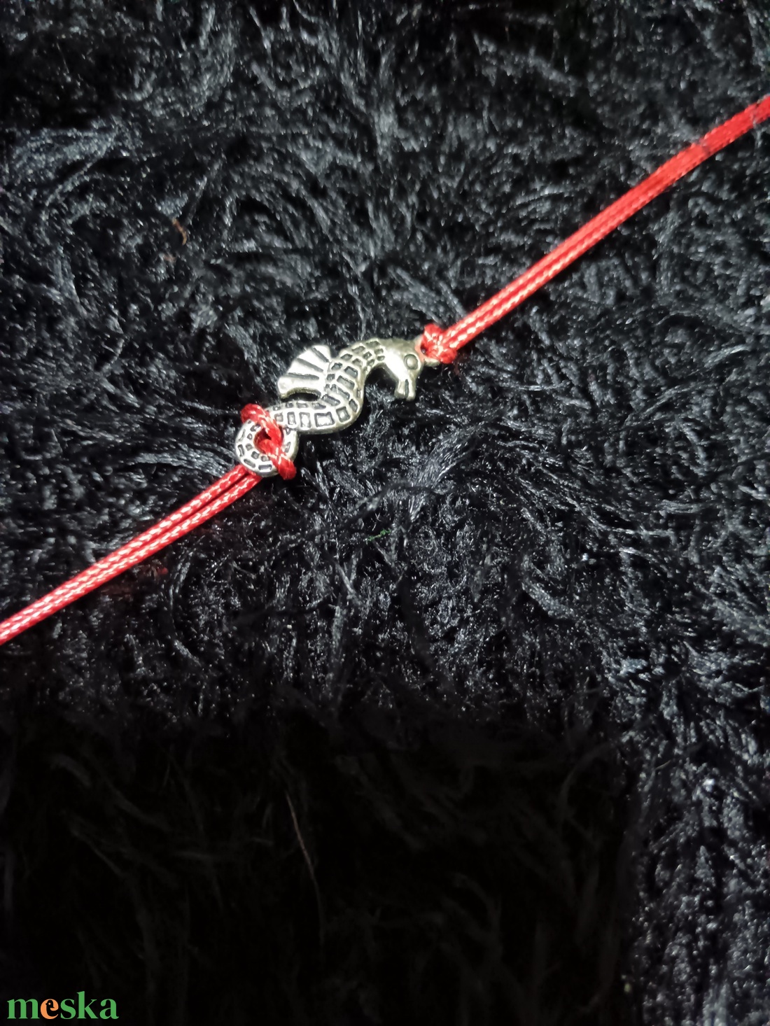 Csikóhalas piros karkötő  - ékszer - karkötő - karkötő medállal - Meska.hu