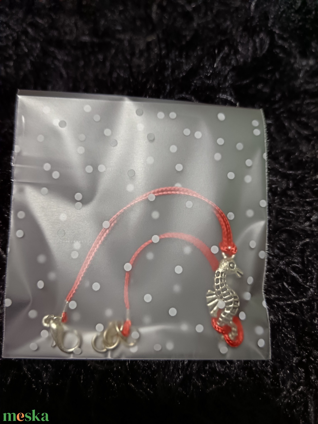 Csikóhalas piros karkötő  - ékszer - karkötő - karkötő medállal - Meska.hu