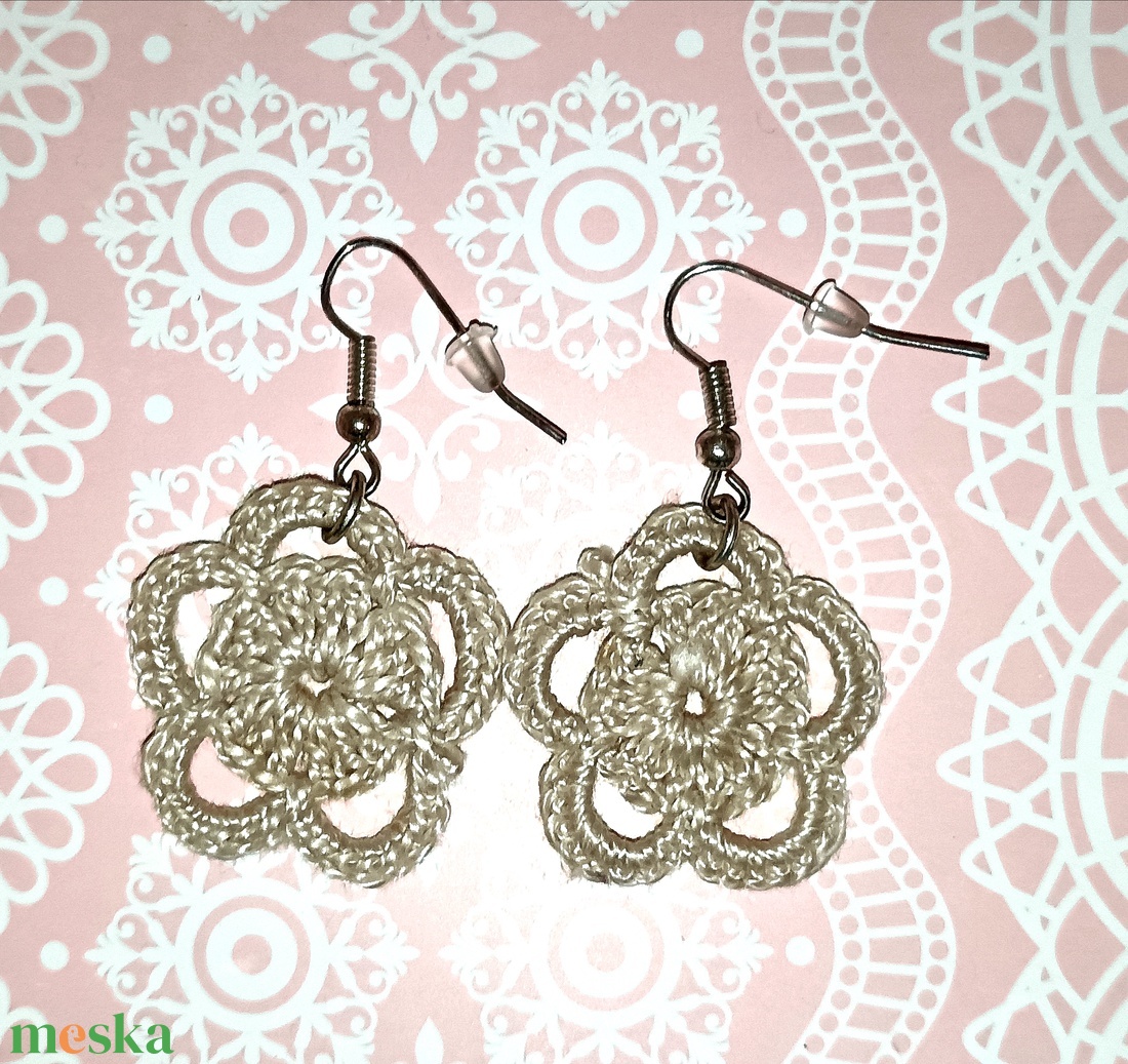 Horgolt kisvirág fülbevaló � finom, természetes báj - ékszer - fülbevaló - lógó fülbevaló - Meska.hu