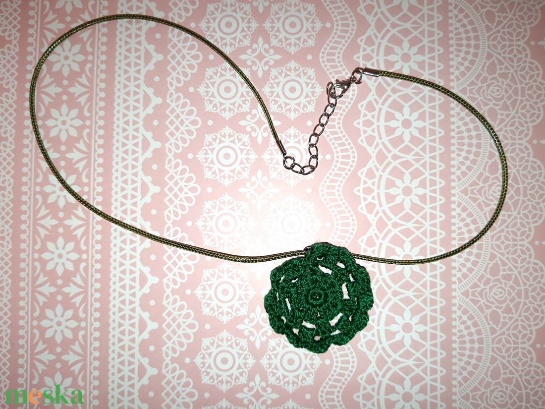 Sötét zöld horgolt nyaklánc  - ékszer - nyaklánc - medálos nyaklánc - Meska.hu