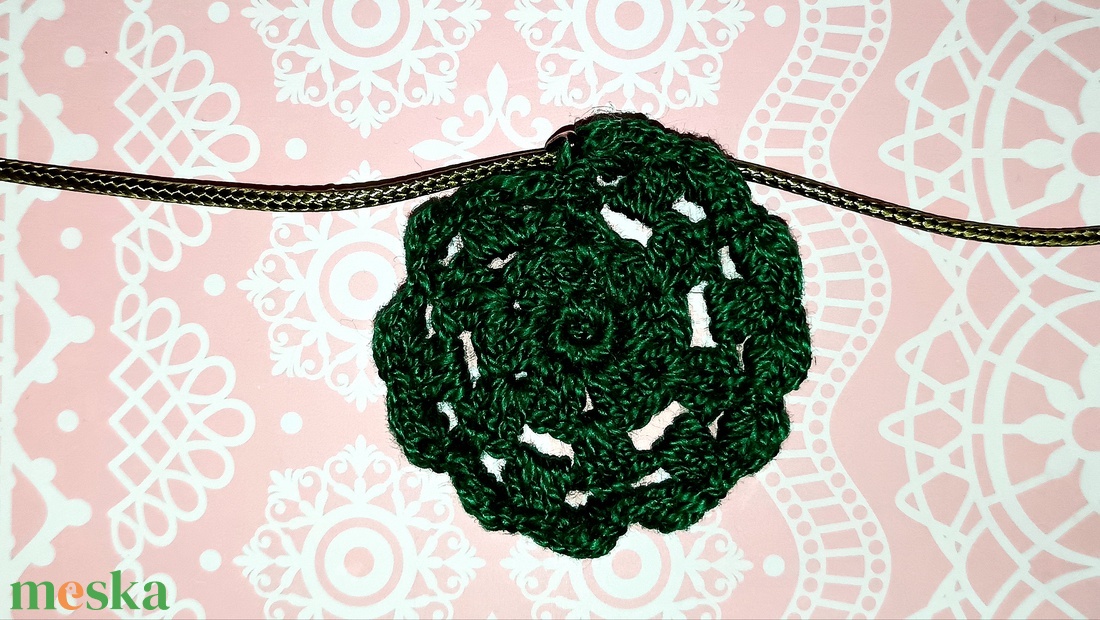 Sötét zöld horgolt nyaklánc  - ékszer - nyaklánc - medálos nyaklánc - Meska.hu