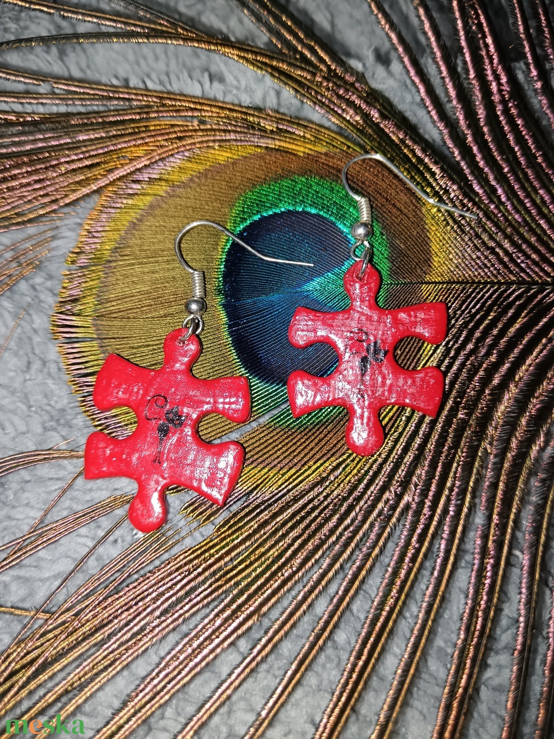 Kézzel festett puzzle darab fülbevaló cica motívummal - ékszer - fülbevaló - lógó fülbevaló - Meska.hu