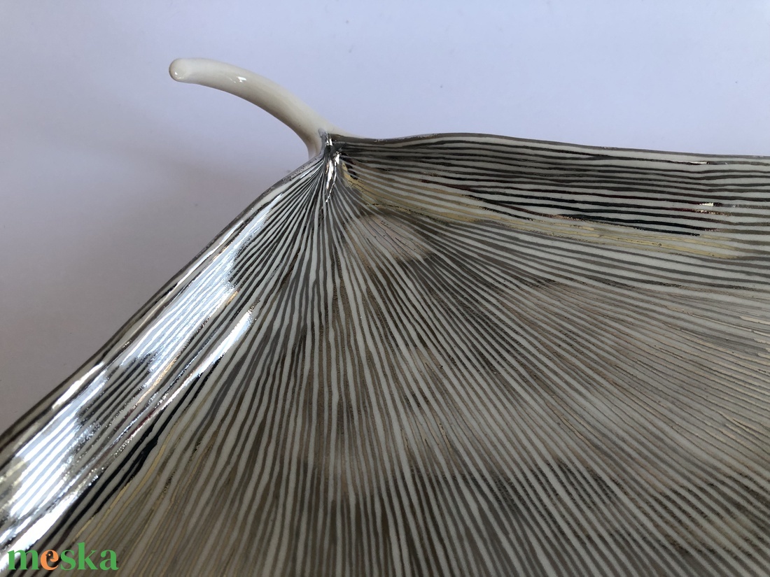 Platina csíkos ginkgo leveles tál - otthon & életmód - konyhafelszerelés, tálalás - tálalás - kínálótál - Meska.hu Platina csíkos ginkgo leveles tál - otthon & életmód - konyhafelszerelés, tálalás - tálalás - kínálótál - Meska.hu