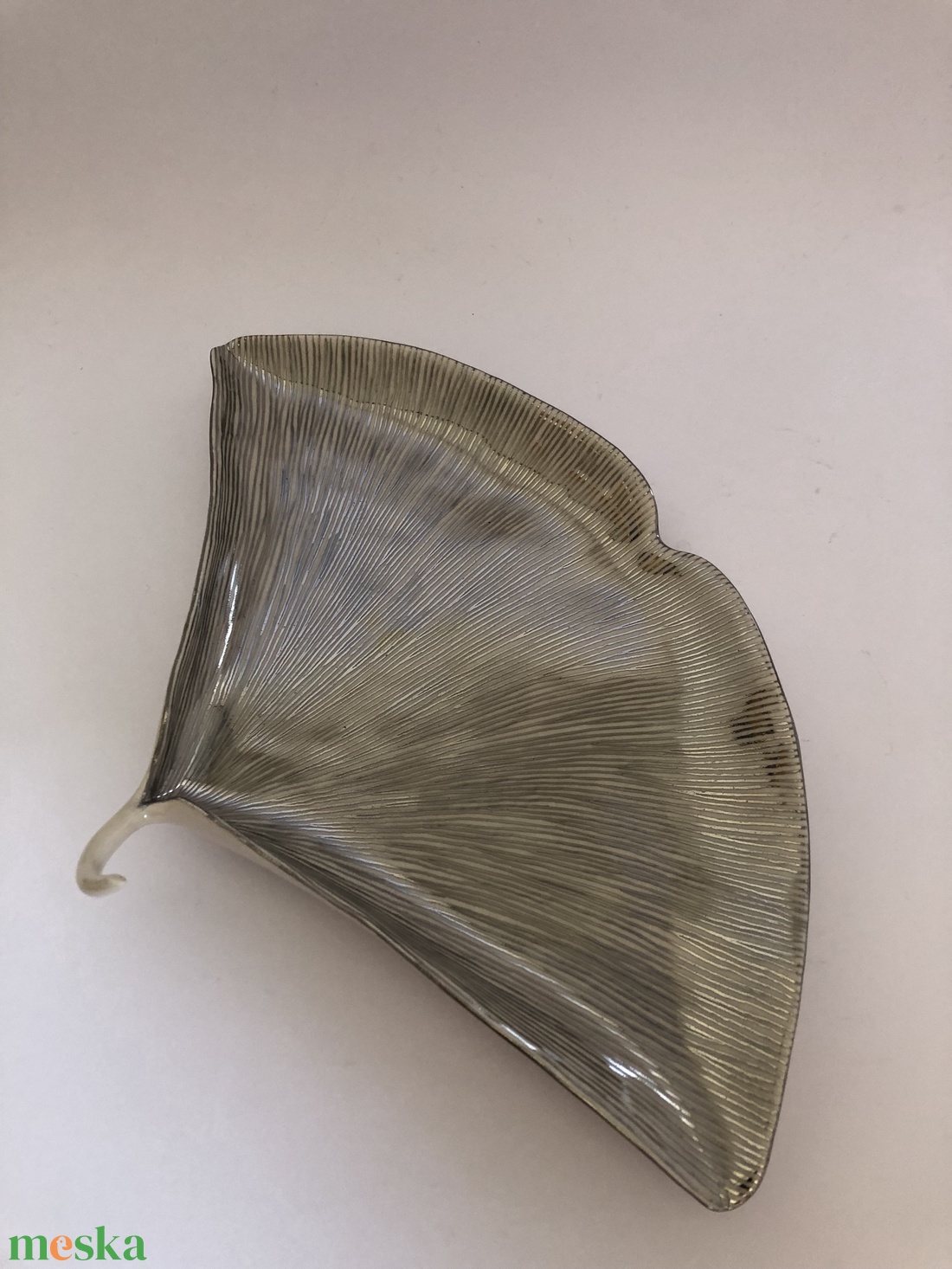 Platina csíkos ginkgo leveles tál - otthon & életmód - konyhafelszerelés, tálalás - tálalás - kínálótál - Meska.hu Platina csíkos ginkgo leveles tál - otthon & életmód - konyhafelszerelés, tálalás - tálalás - kínálótál - Meska.hu
