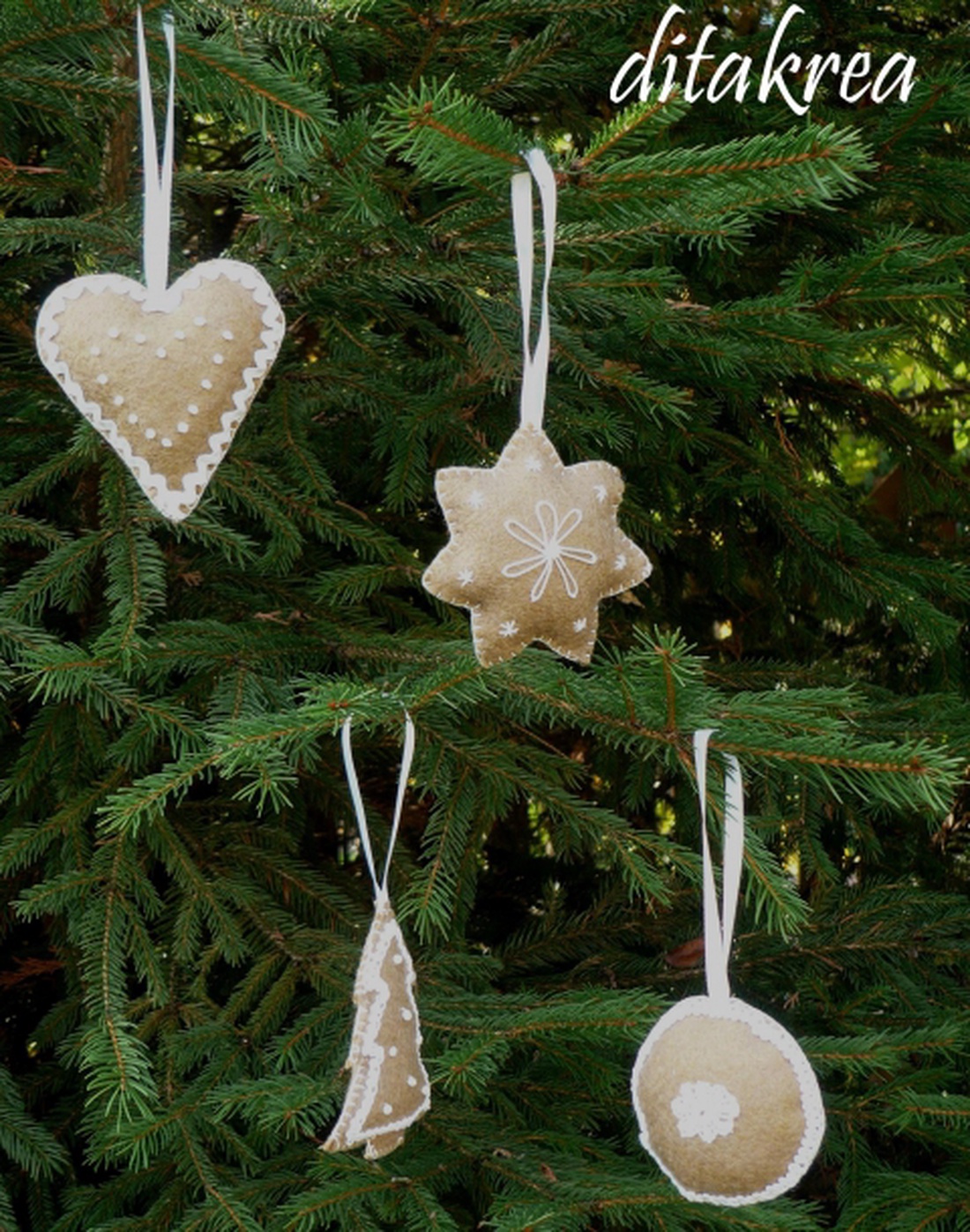 Adventi-karácsonyi díszek drapp gyapjúfilcből -  - Meska.hu