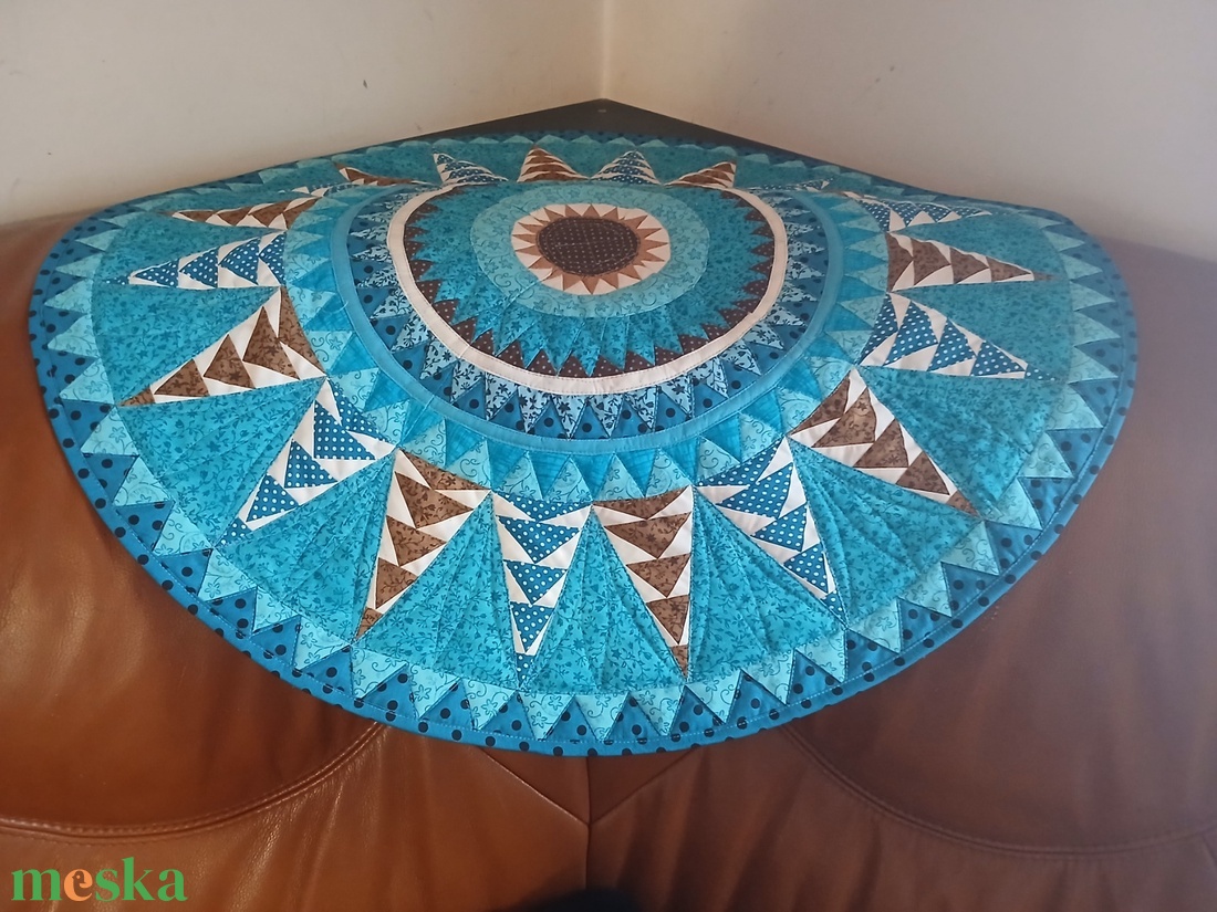 Kövirózsa terítő - otthon & életmód - lakástextil - abrosz, terítő - díszterítő polcra, komódra - Meska.hu