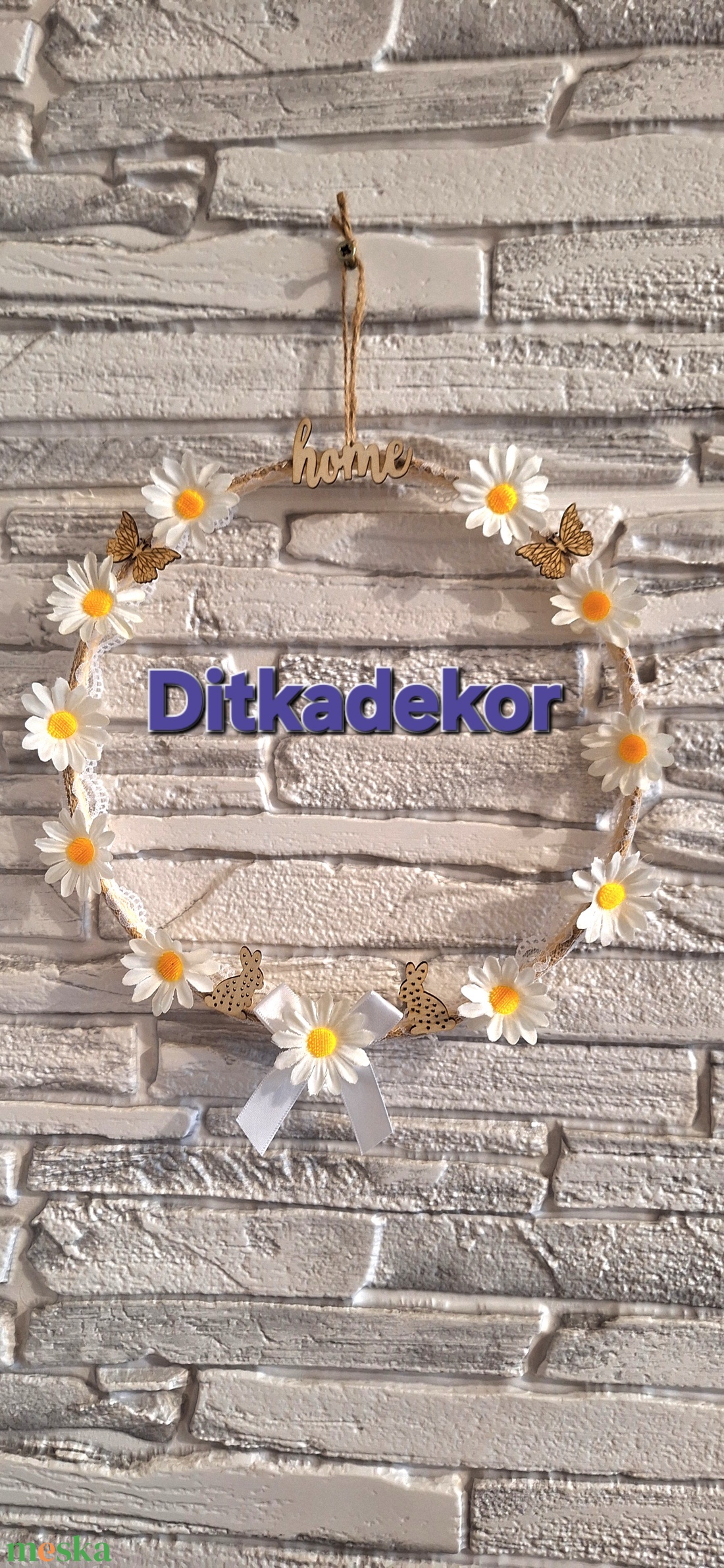 Margarétás Tavaszi Kopogtató � Home Feliratos Ajtódísz Pillangókkal (25 cm) - ünnepi díszek, dekorációk - húsvéti díszek és dekorációk - húsvéti ajtódísz, kopogtató - Meska.hu