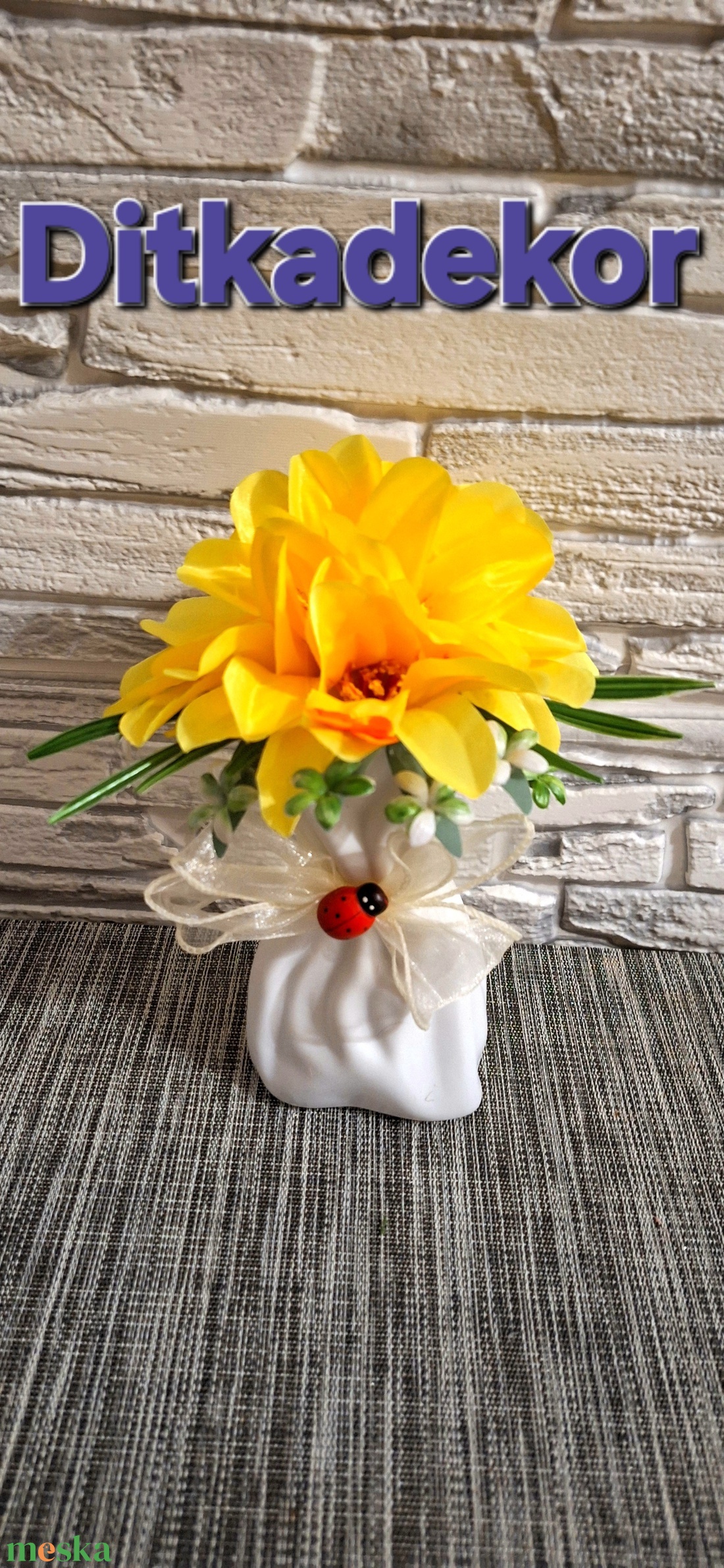 Napsárga Tavaszi Asztaldísz � Katicás Dekoráció Fehér Batyu Vázában (25 cm) - ünnepi díszek, dekorációk - húsvéti díszek és dekorációk - húsvéti asztaldíszek - Meska.hu