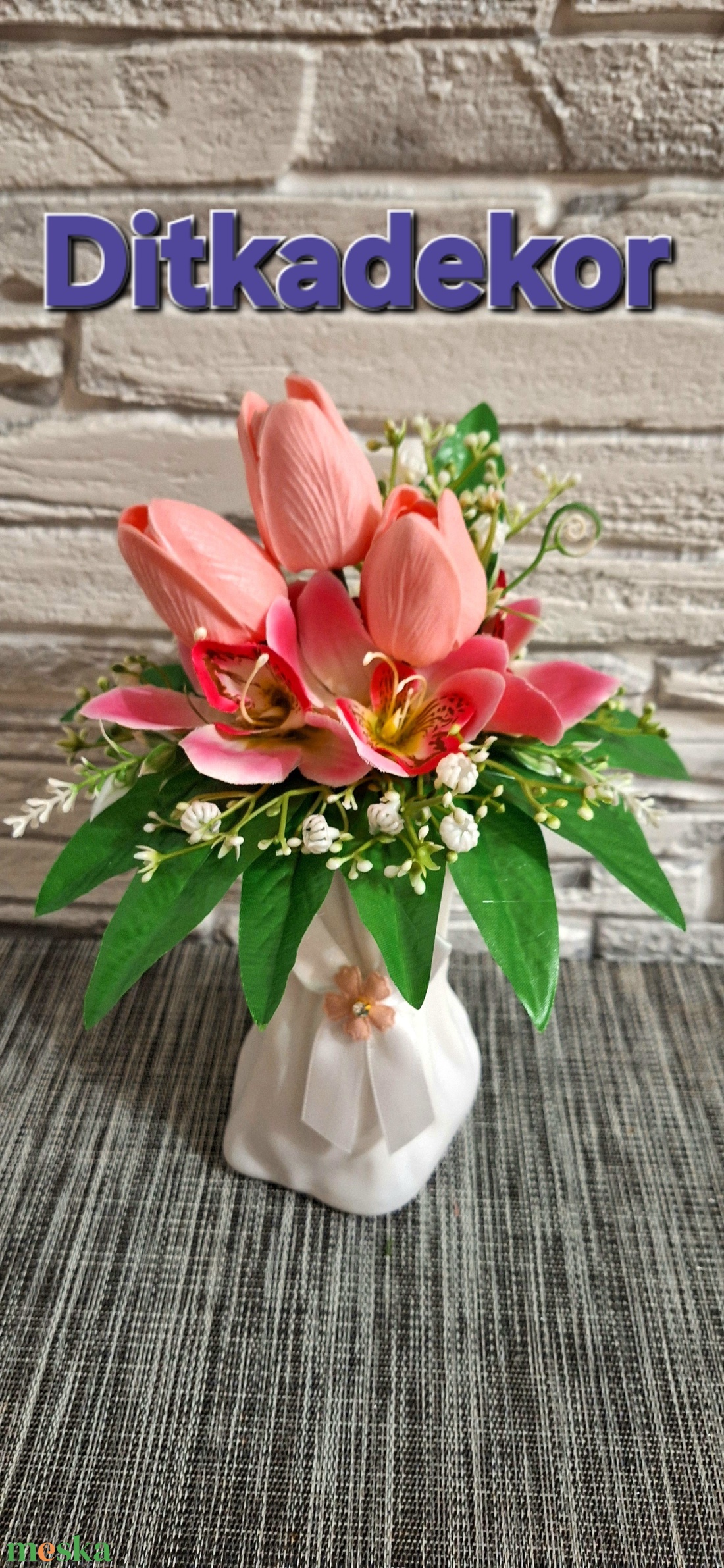 Barack Tulipános és Orchideás Asztaldísz � Romantikus Dekoráció Fehér Batyu Vázában (25 cm) - ünnepi díszek, dekorációk - húsvéti díszek és dekorációk - húsvéti asztaldíszek - Meska.hu