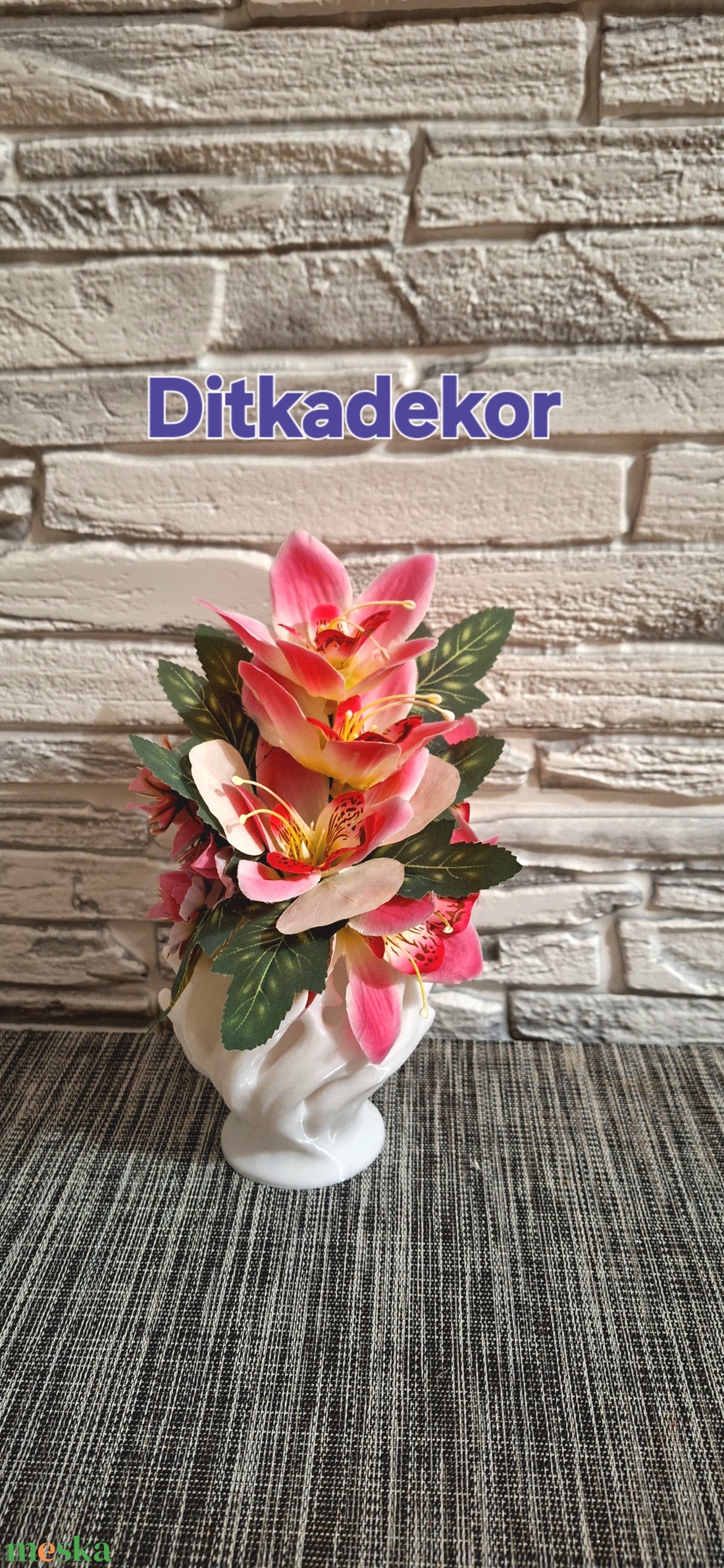 Vibráló Pink Orchidea Asztaldísz � Elegáns Fehér Kerámia Vázában (20 cm) - ünnepi díszek, dekorációk - húsvéti díszek és dekorációk - húsvéti asztaldíszek - Meska.hu