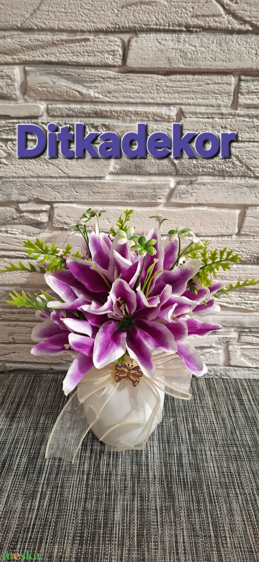  Elegáns Lila Liliomos Asztaldísz � Ünnepi Dekoráció Fehér Kerámia Vázában (25 cm) - ünnepi díszek, dekorációk - húsvéti díszek és dekorációk - húsvéti asztaldíszek - Meska.hu