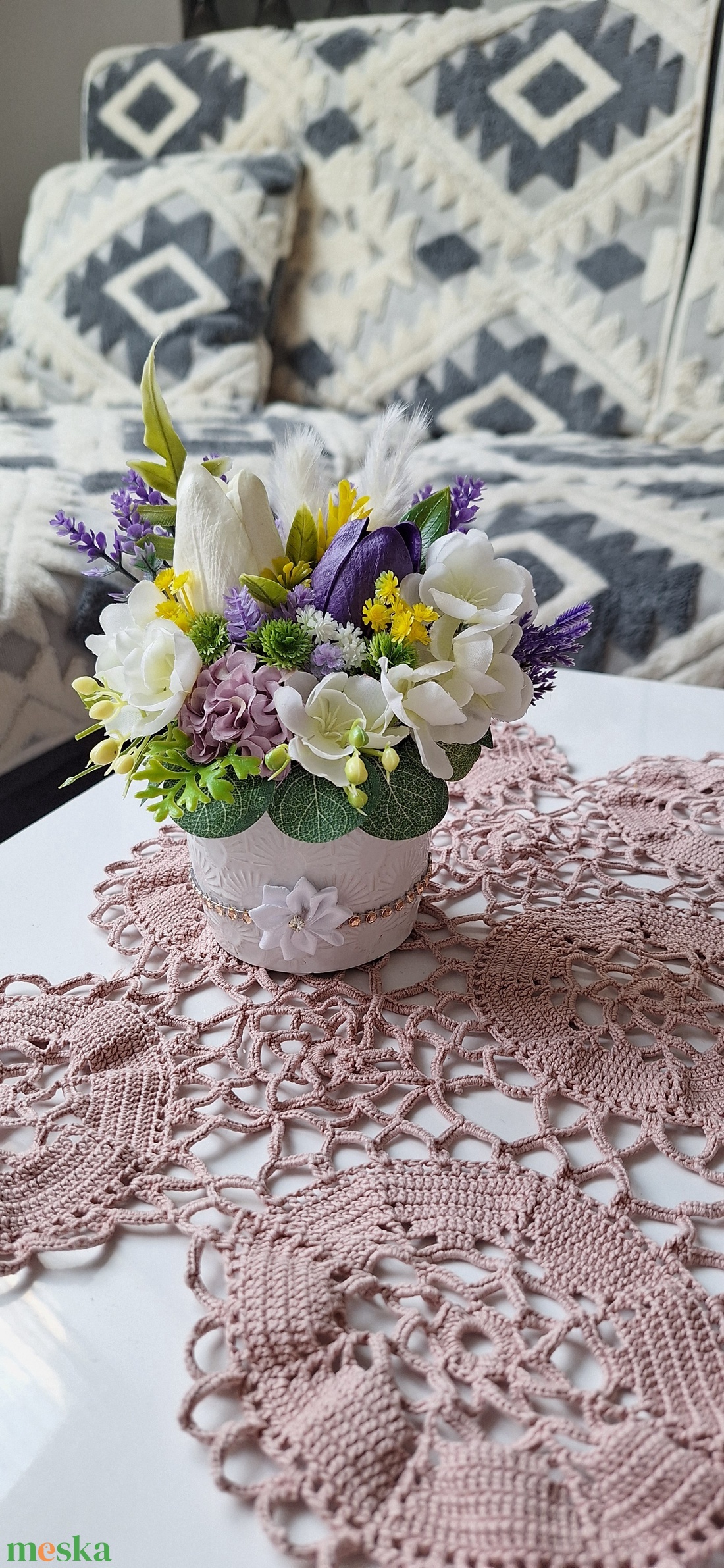 Elegáns tulipános tavaszi asztaldísz � Lila-fehér élethű virágkompozíció(15cm magas) - otthon & életmód - virágdekoráció - virágdíszek - asztali virágdísz - Meska.hu