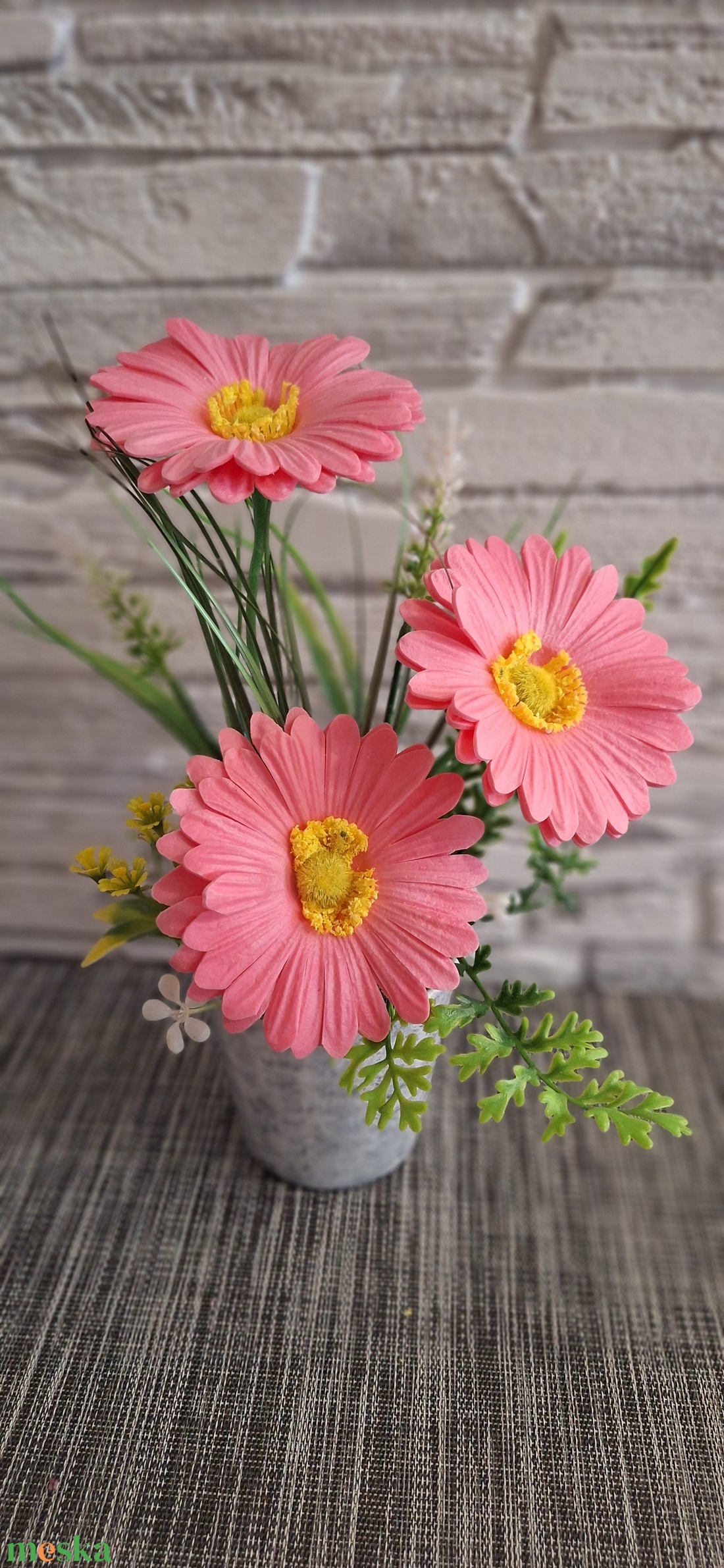  Anyák napiSugárzó szeretet � Élénk pink gerberás asztaldísz Anyák napjára(25cm magas) - otthon & életmód - virágdekoráció - virágdíszek - virágdísz kaspóban - Meska.hu