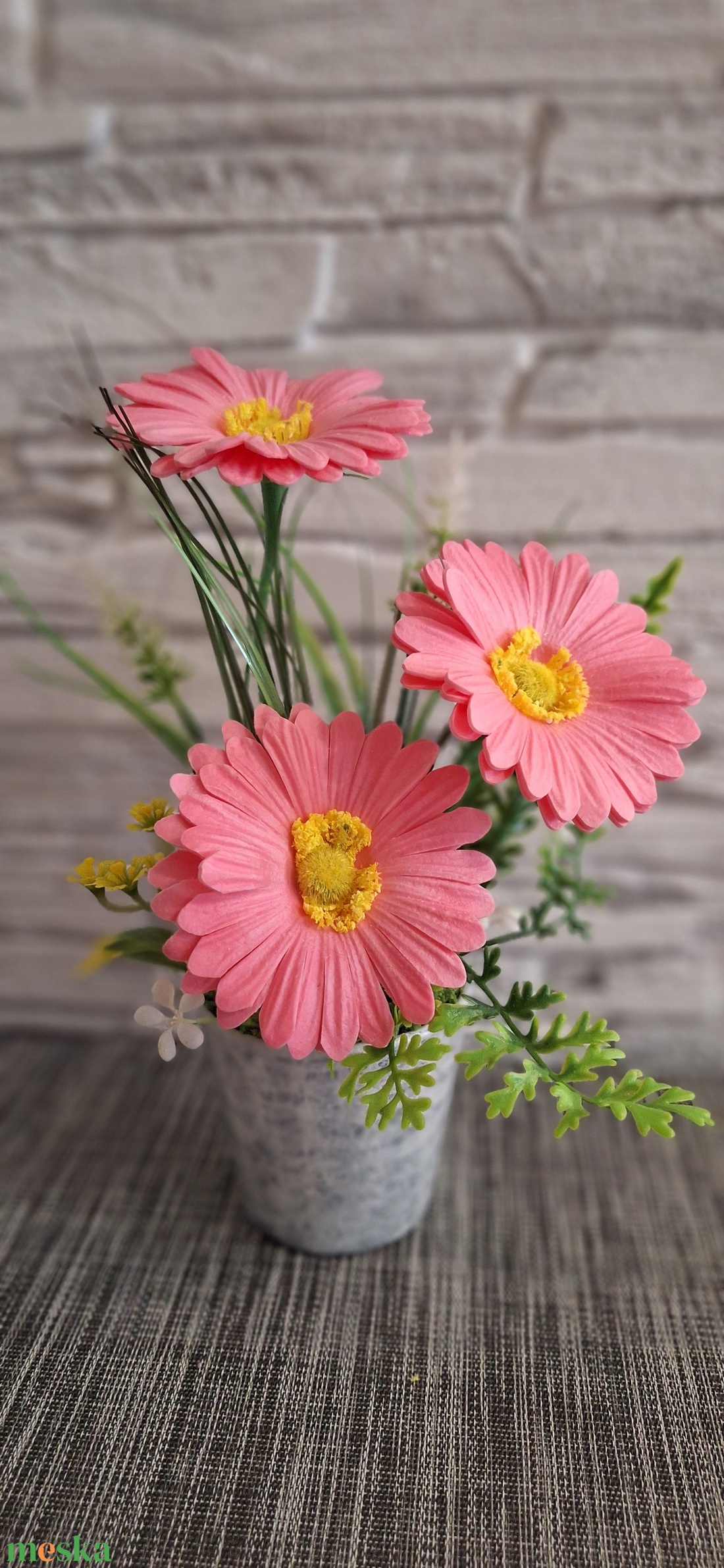  Anyák napiSugárzó szeretet � Élénk pink gerberás asztaldísz Anyák napjára(25cm magas) - otthon & életmód - virágdekoráció - virágdíszek - virágdísz kaspóban - Meska.hu