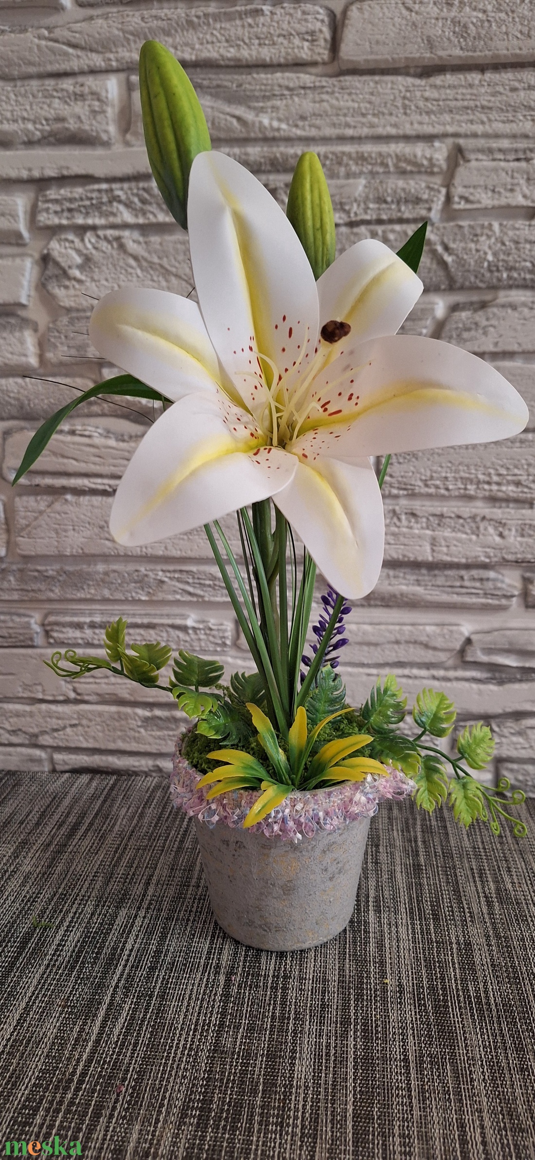 Anyák napi Tiszta szeretet � Elegáns fehér liliom asztaldísz Anyák napjára(25cm magas) - otthon & életmód - virágdekoráció - virágdíszek - virágdísz kaspóban - Meska.hu