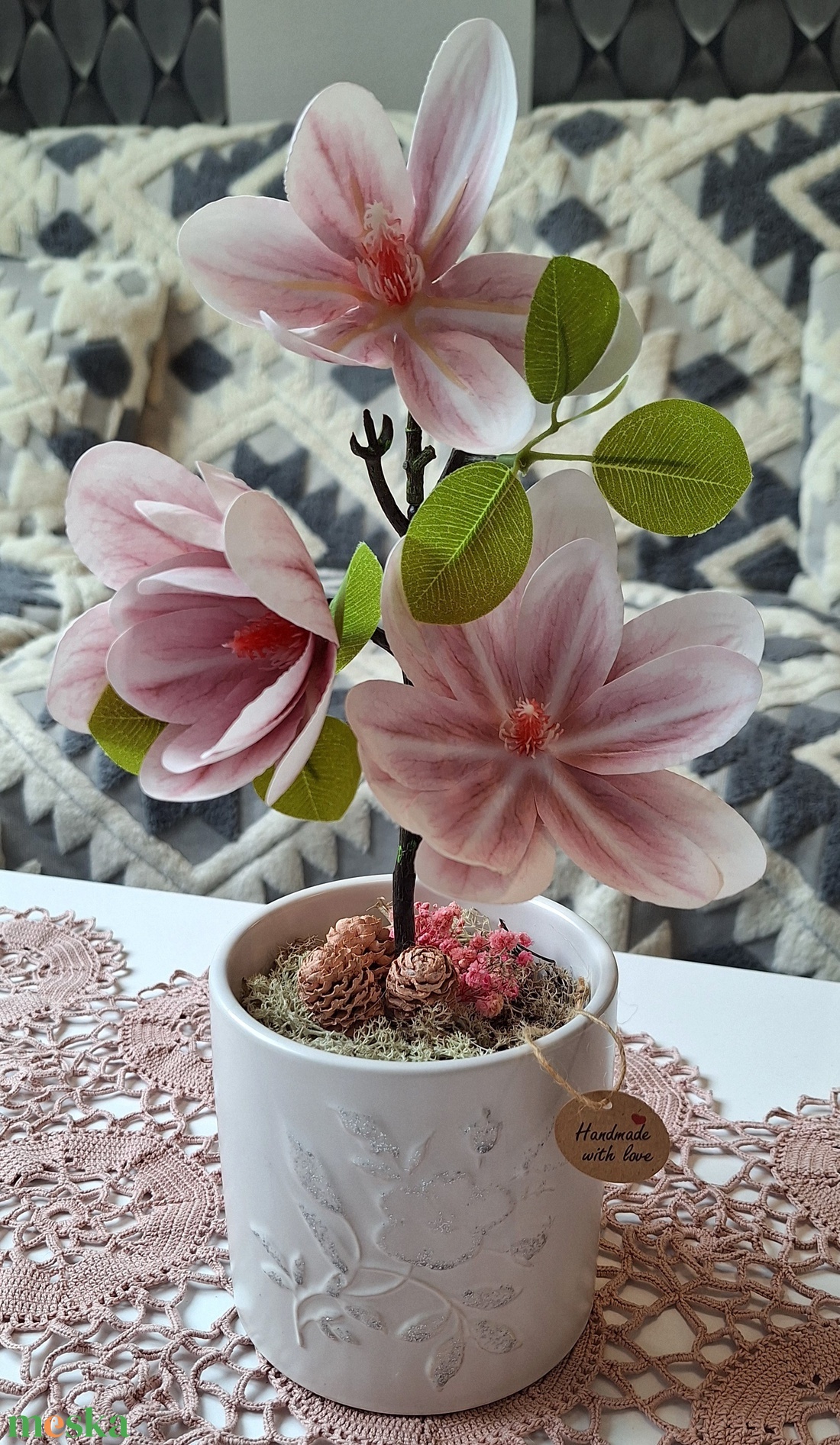 Élethű Magnóliás asztaldísz ezüst mintás kaspóban � Elegáns kézműves virágdekoráció ajándékba(38cm magas) - otthon & életmód - dekoráció - asztal és polc dekoráció - asztaldísz - Meska.hu