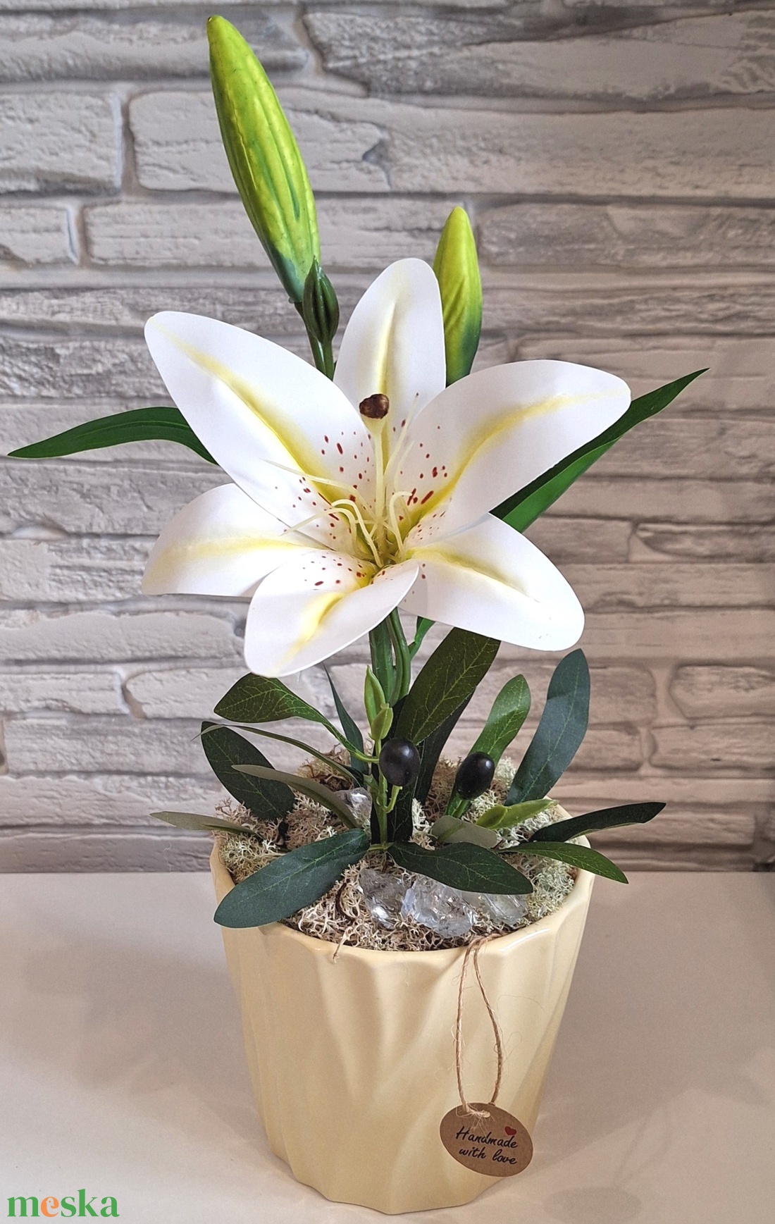 Élethű liliom dekoráció krémszínű kaspóban � Egyedi feliratos kártyával Születésnapra, Névnapra, Tanárnőnek (38cm magas) - otthon & életmód - dekoráció - asztal és polc dekoráció - asztaldísz - Meska.hu