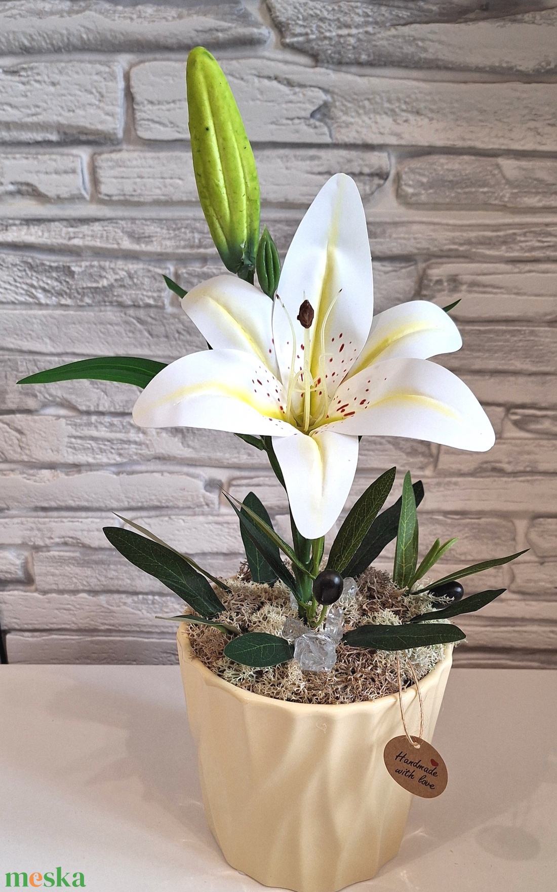 Élethű liliom dekoráció krémszínű kaspóban � Egyedi feliratos kártyával Születésnapra, Névnapra, Tanárnőnek (38cm magas) - otthon & életmód - dekoráció - asztal és polc dekoráció - asztaldísz - Meska.hu