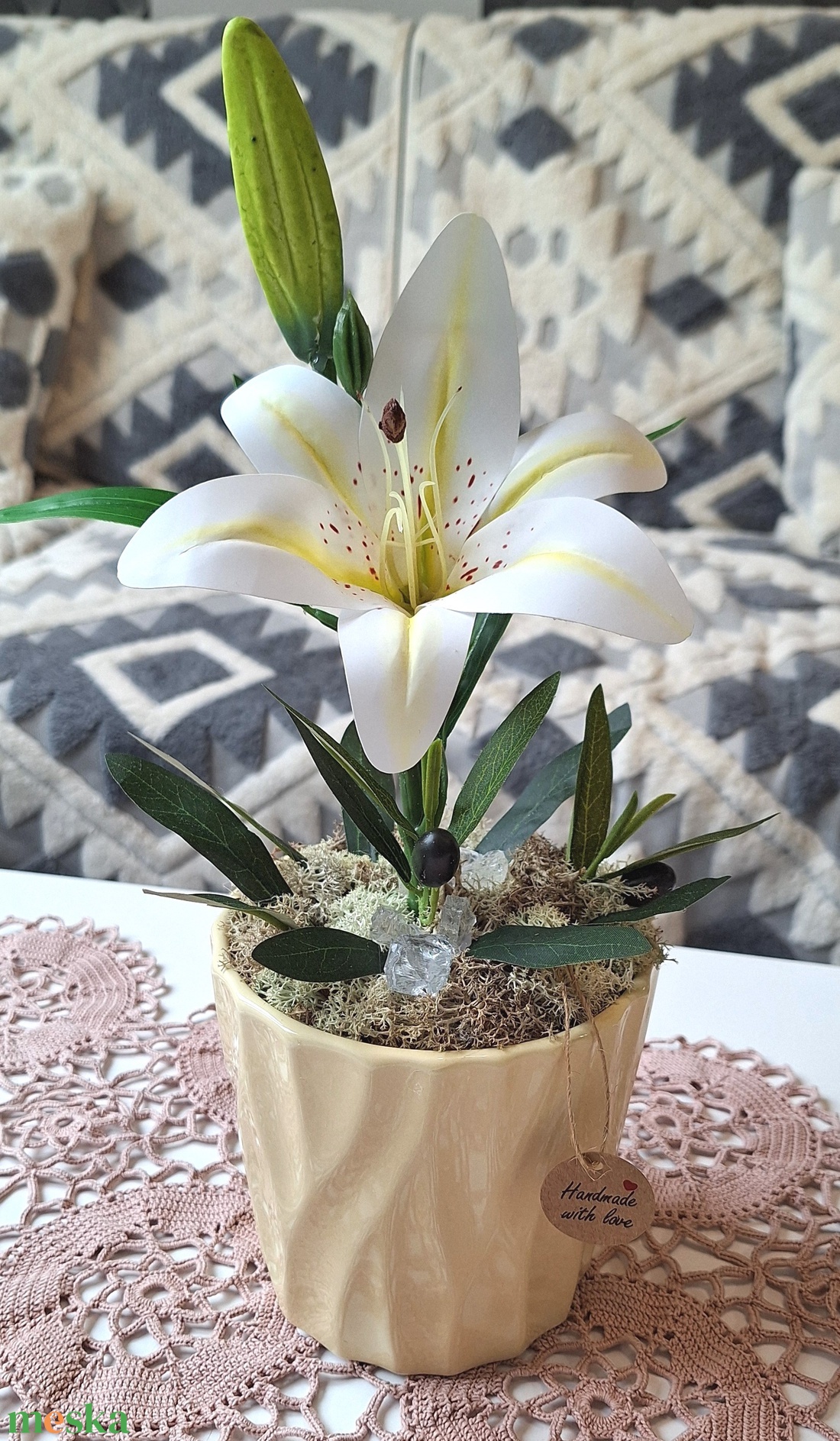 Élethű liliom dekoráció krémszínű kaspóban � Egyedi feliratos kártyával Születésnapra, Névnapra, Tanárnőnek (38cm magas) - otthon & életmód - dekoráció - asztal és polc dekoráció - asztaldísz - Meska.hu