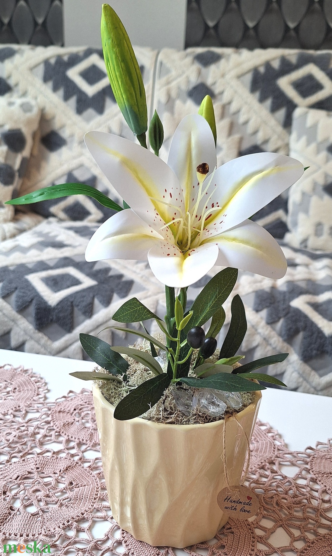 Élethű liliom dekoráció krémszínű kaspóban � Egyedi feliratos kártyával Születésnapra, Névnapra, Tanárnőnek (38cm magas) - otthon & életmód - dekoráció - asztal és polc dekoráció - asztaldísz - Meska.hu