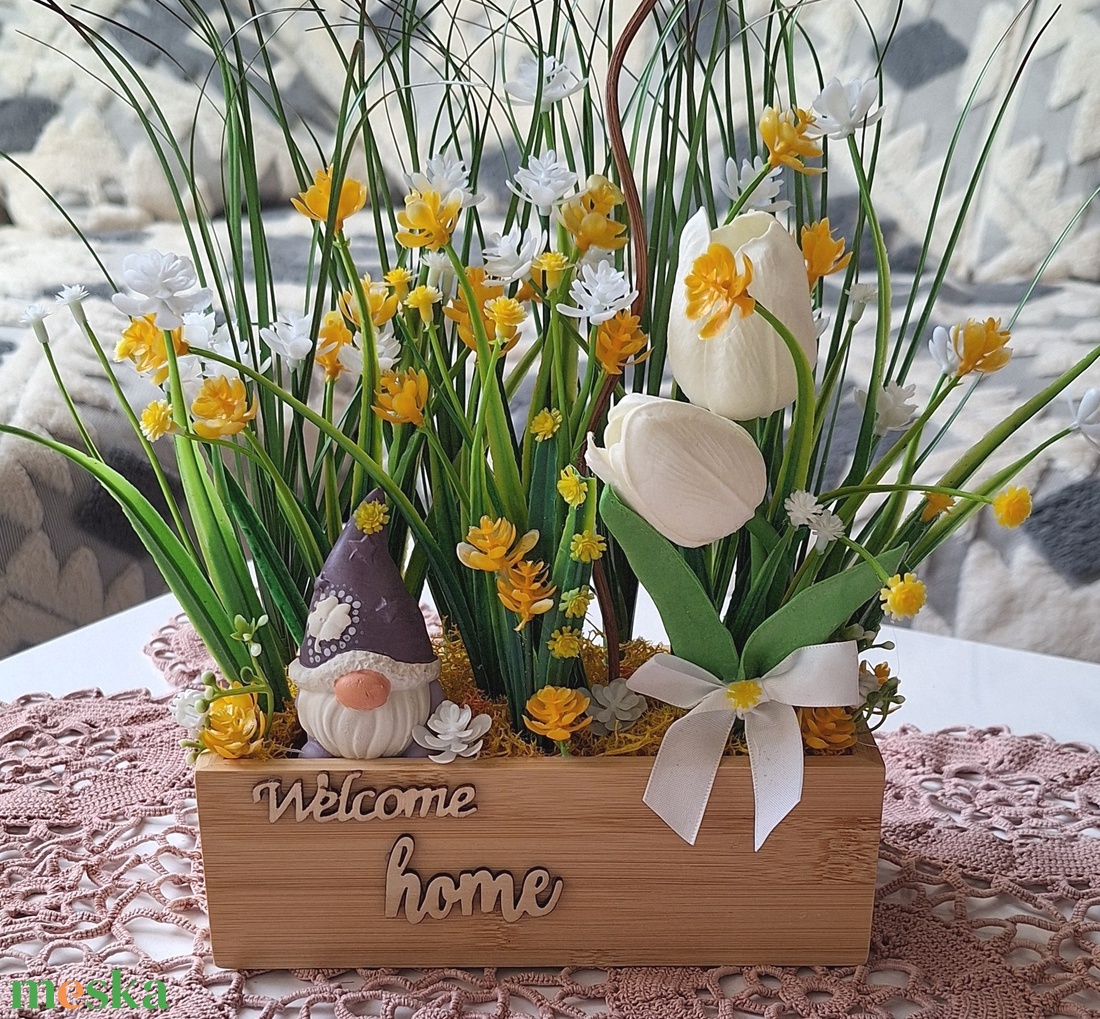 Welcome home manókert � Fehér tulipános asztaldísz fa ládában, sárga virágokkal - otthon & életmód - dekoráció - asztal és polc dekoráció - asztaldísz - Meska.hu