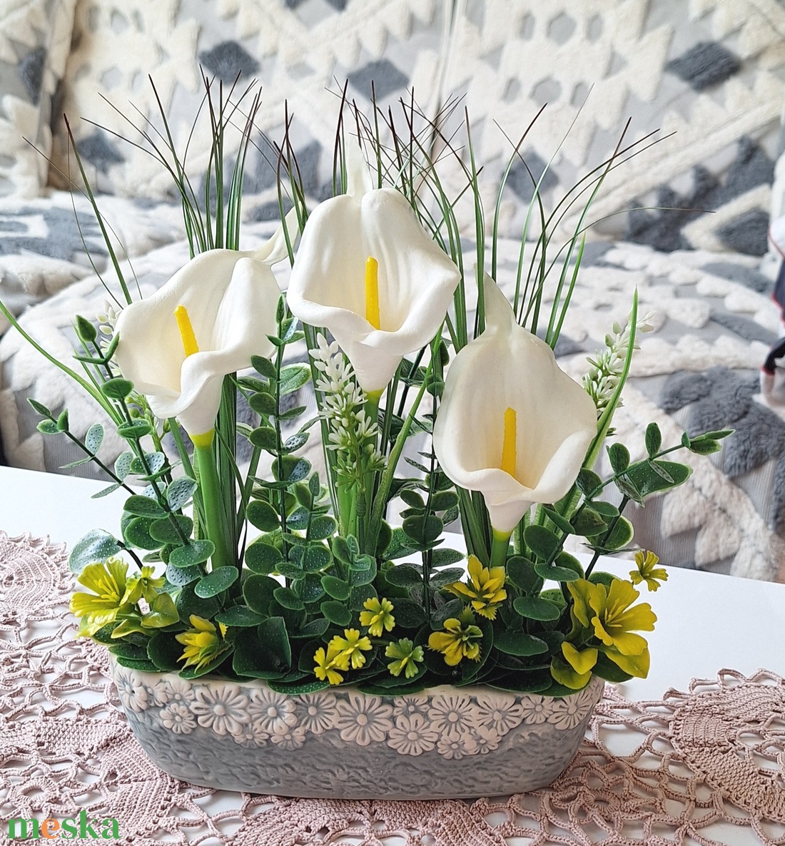 Romantikus fehér kála kompozíció egyedi mintás kaspóban � Prémium kézműves ajándék(20cm magas, 25cm széles)  - otthon & életmód - virágdekoráció - virágdíszek - virágdísz kaspóban - Meska.hu