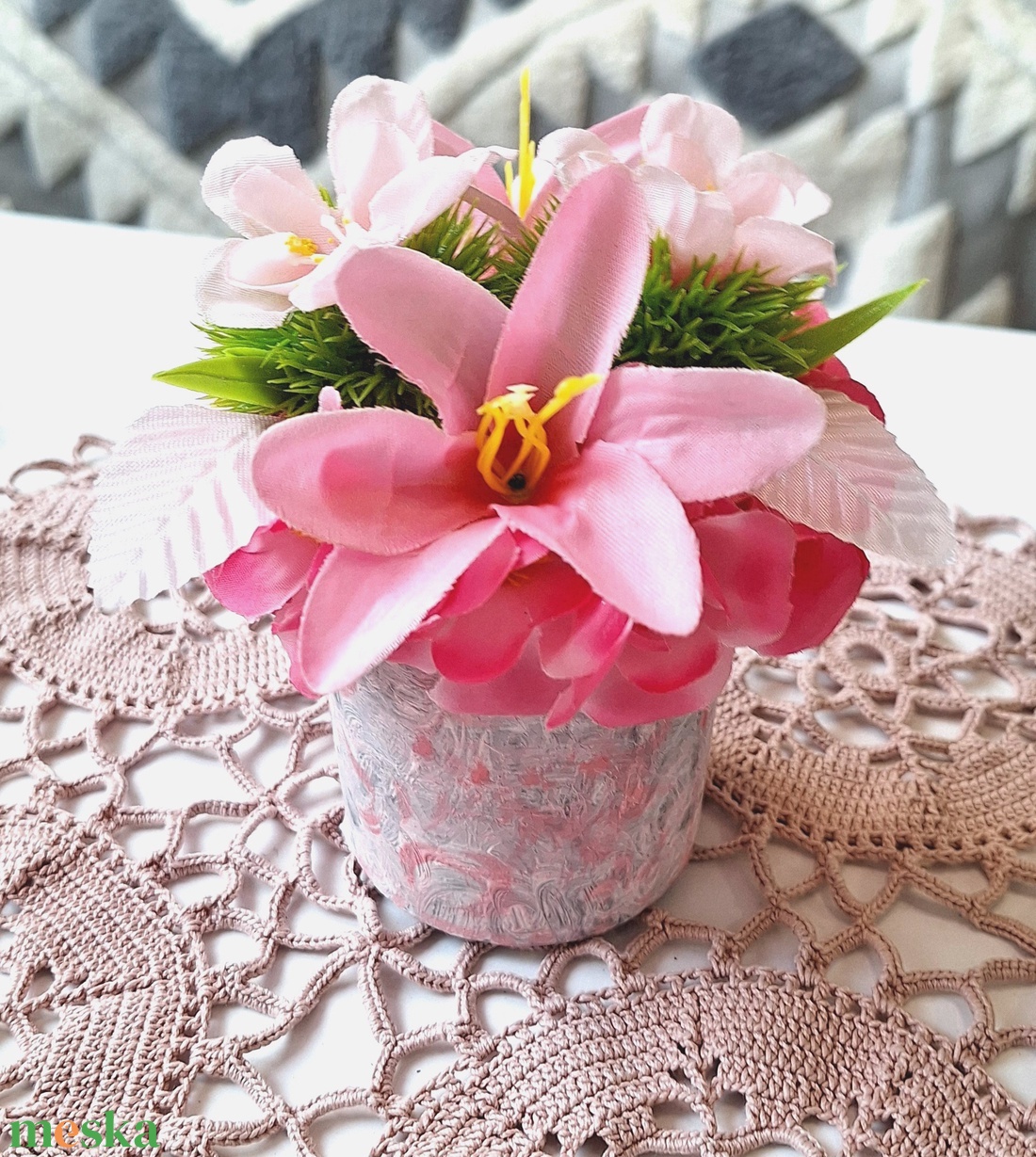 Prémium pink liliomos mini asztaldísz egyedi márványos kaspóban(13cm magas) - otthon & életmód - virágdekoráció - virágdíszek - virágdísz kaspóban - Meska.hu