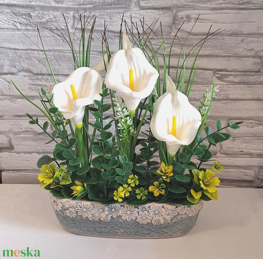 Romantikus fehér kála kompozíció egyedi mintás kaspóban � Prémium kézműves ajándék(20cm magas, 25cm széles)  - otthon & életmód - virágdekoráció - virágdíszek - virágdísz kaspóban - Meska.hu