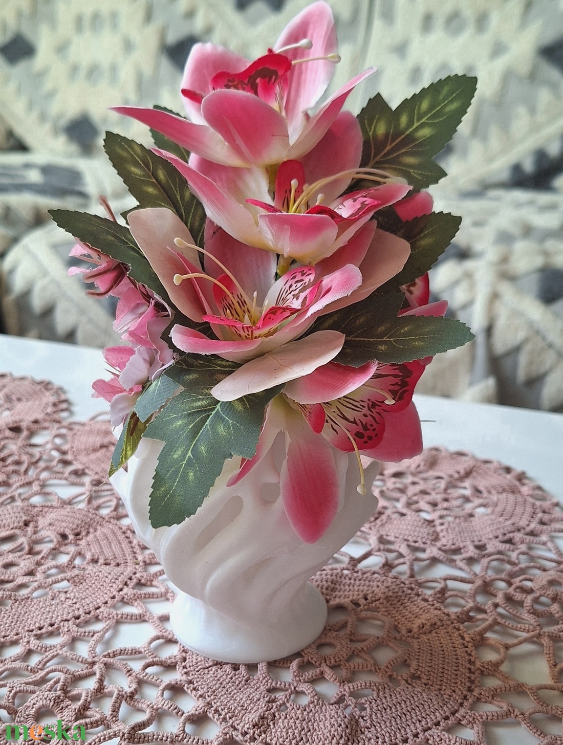 Exkluzív orchidea álom � Modern pink virágdísz áttört mintás fehér tartóban - otthon & életmód - dekoráció - asztal és polc dekoráció - asztaldísz - Meska.hu