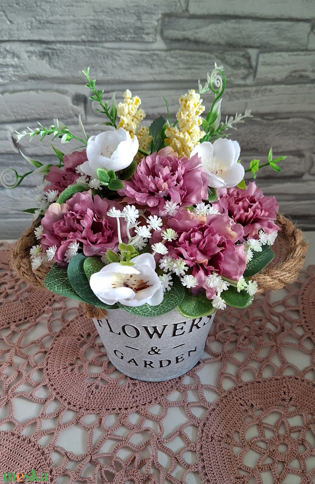 Provence-i álom asztaldísz � Mályva rózsák és fehér virágok harmóniája(15cm magas) - otthon & életmód - virágdekoráció - virágdíszek - asztali virágdísz - Meska.hu