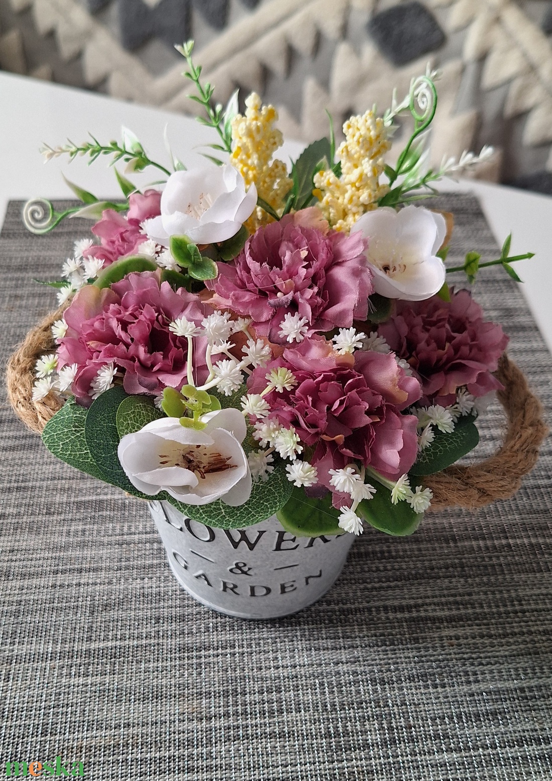 Provence-i álom asztaldísz � Mályva rózsák és fehér virágok harmóniája(15cm magas) - otthon & életmód - virágdekoráció - virágdíszek - asztali virágdísz - Meska.hu