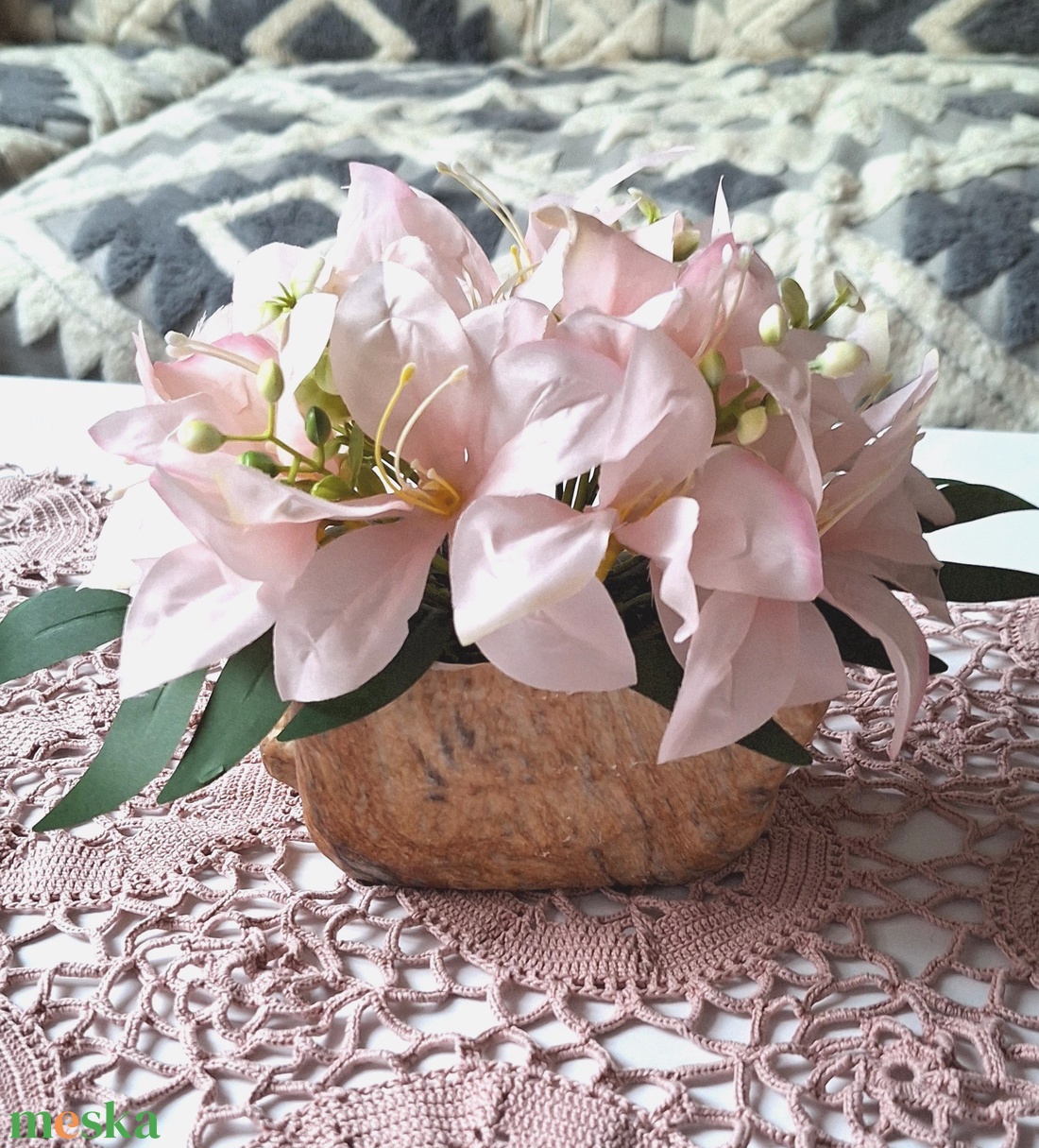 Rózsaszín liliomok- antikolt kerámi kaspóban / Romantikus asztaldísz(18cm magas) - otthon & életmód - dekoráció - asztal és polc dekoráció - asztaldísz - Meska.hu