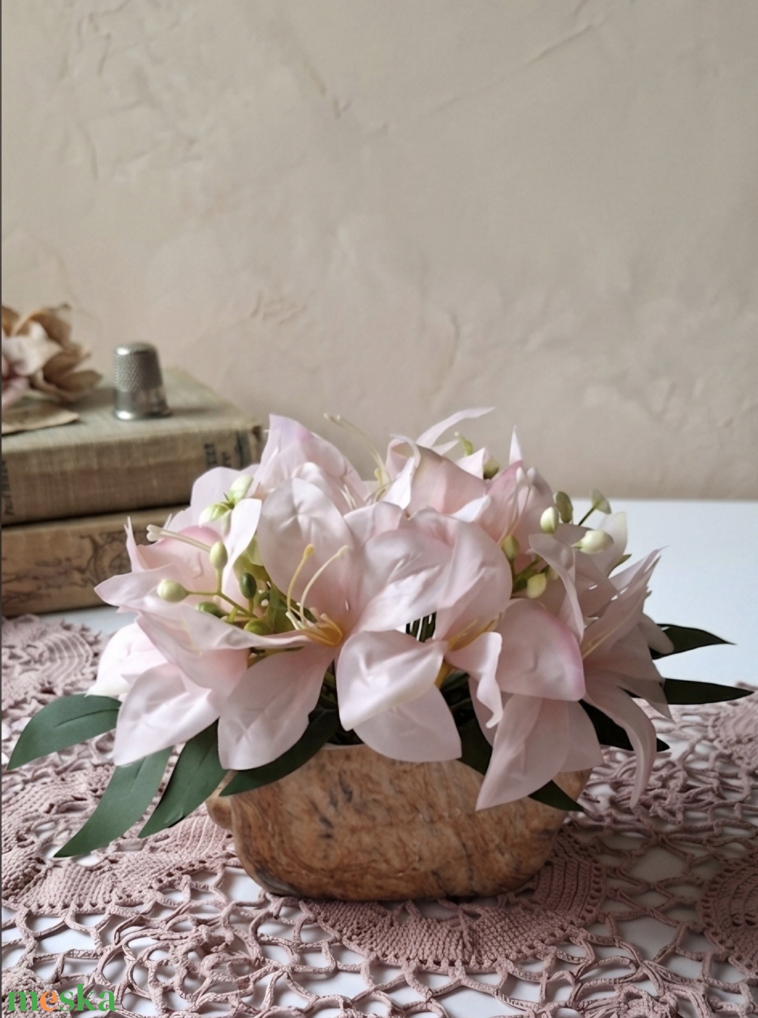 Rózsaszín liliomok- antikolt kerámi kaspóban / Romantikus asztaldísz(18cm magas) - otthon & életmód - dekoráció - asztal és polc dekoráció - asztaldísz - Meska.hu