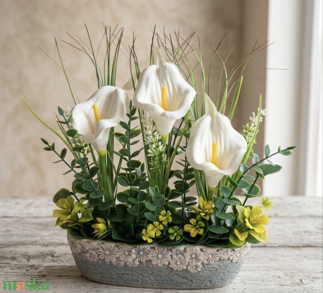 Romantikus fehér kála kompozíció egyedi mintás kaspóban � Prémium kézműves ajándék(20cm magas, 25cm széles)  - otthon & életmód - virágdekoráció - virágdíszek - virágdísz kaspóban - Meska.hu