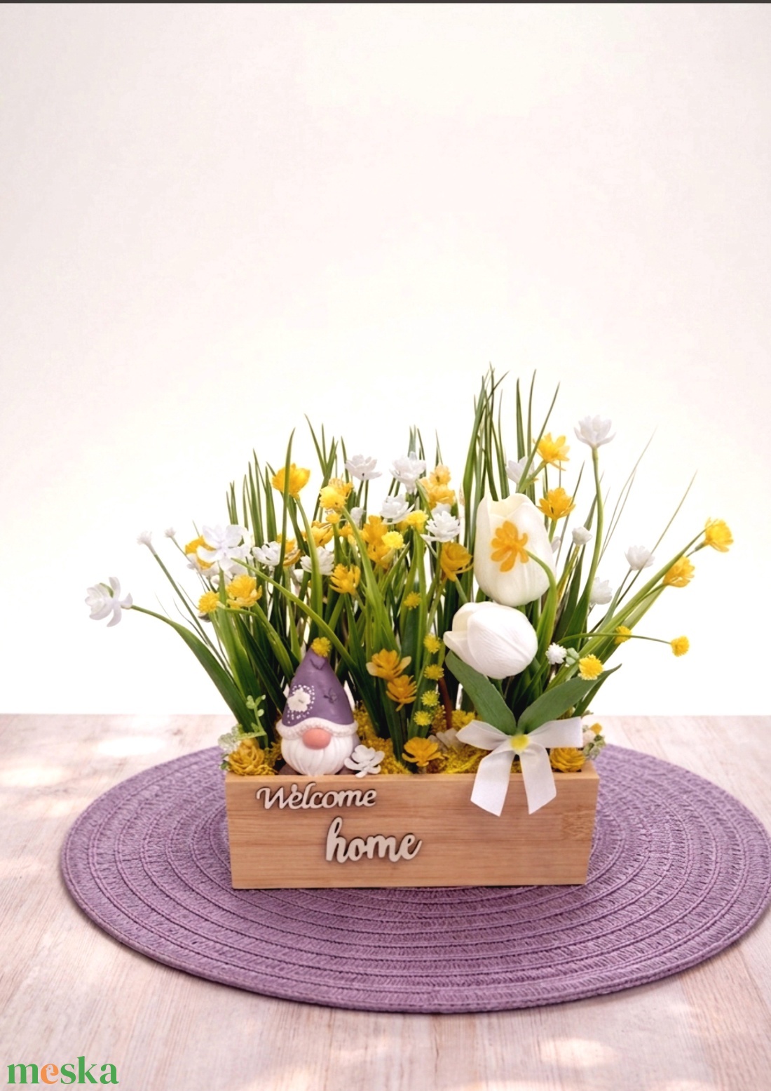 Welcome home manókert � Fehér tulipános asztaldísz fa ládában, sárga virágokkal - otthon & életmód - dekoráció - asztal és polc dekoráció - asztaldísz - Meska.hu
