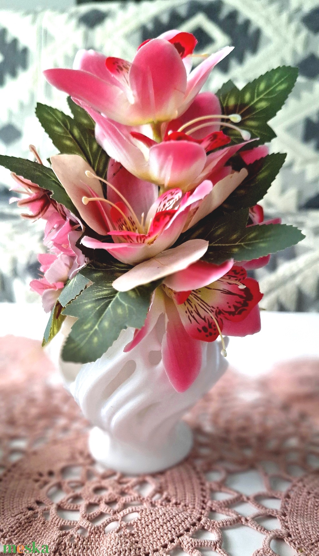 Exkluzív orchidea álom � Modern pink virágdísz áttört mintás fehér tartóban - otthon & életmód - dekoráció - asztal és polc dekoráció - asztaldísz - Meska.hu