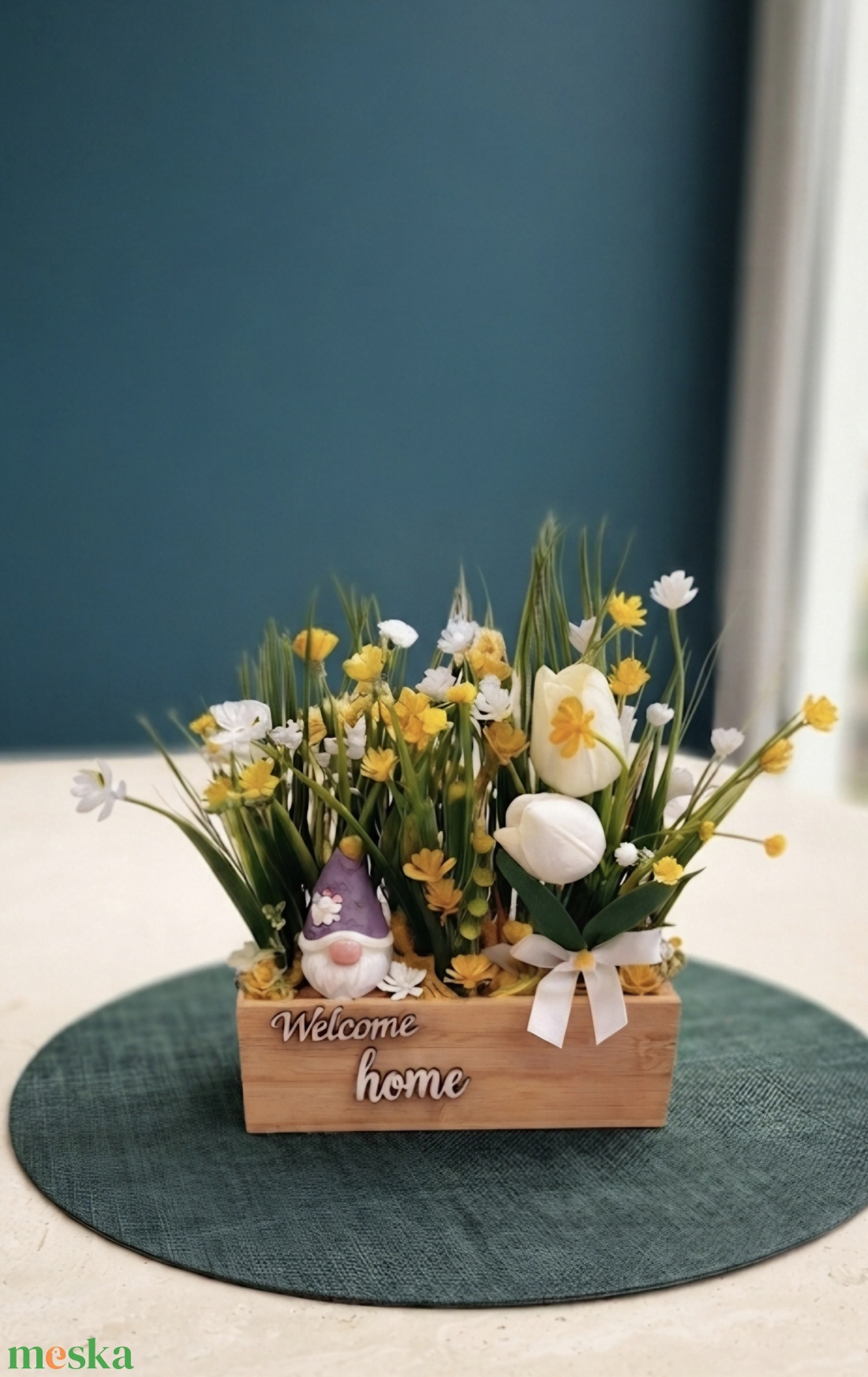 Welcome home manókert � Fehér tulipános asztaldísz fa ládában, sárga virágokkal - otthon & életmód - dekoráció - asztal és polc dekoráció - asztaldísz - Meska.hu