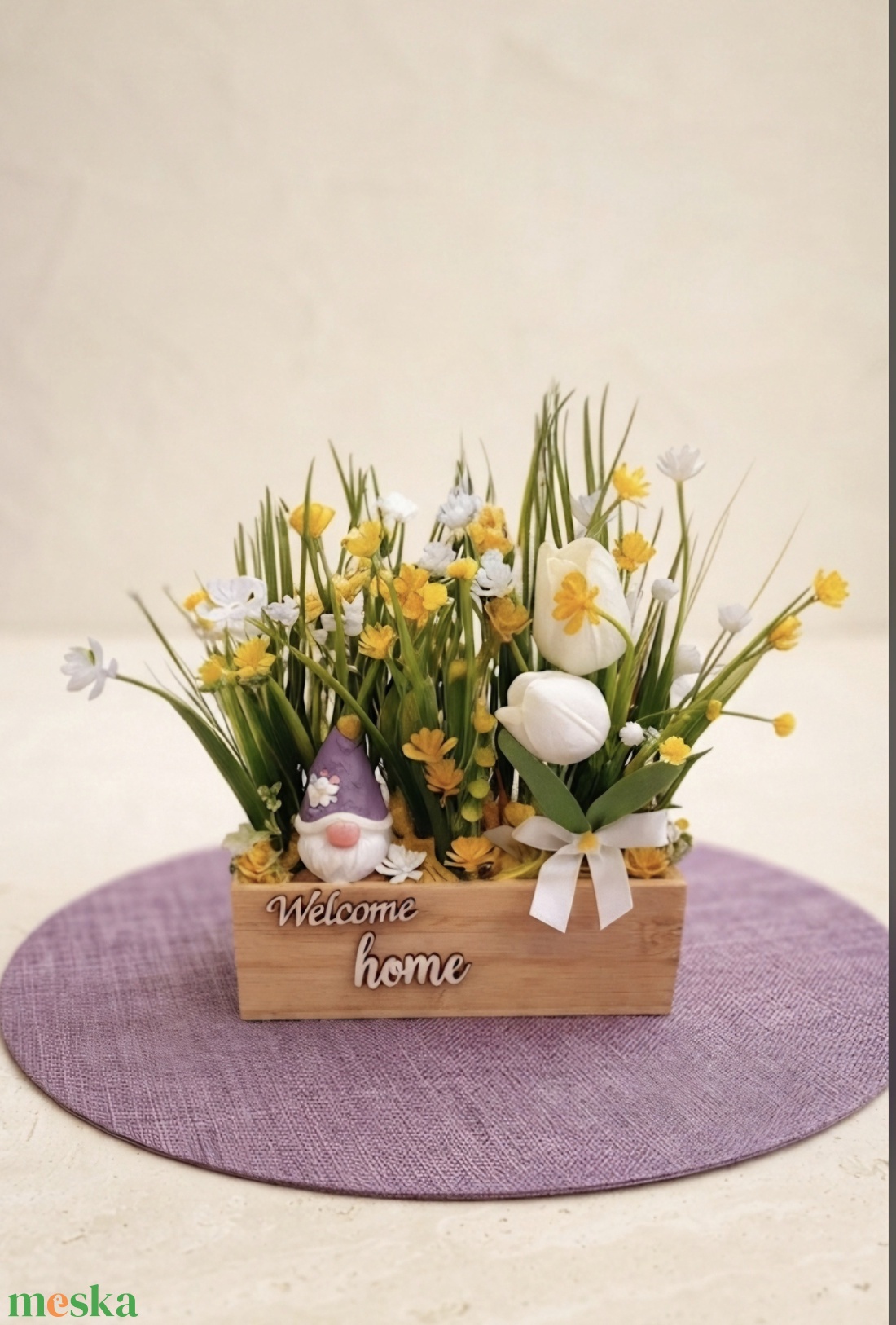 Welcome home manókert � Fehér tulipános asztaldísz fa ládában, sárga virágokkal - otthon & életmód - dekoráció - asztal és polc dekoráció - asztaldísz - Meska.hu