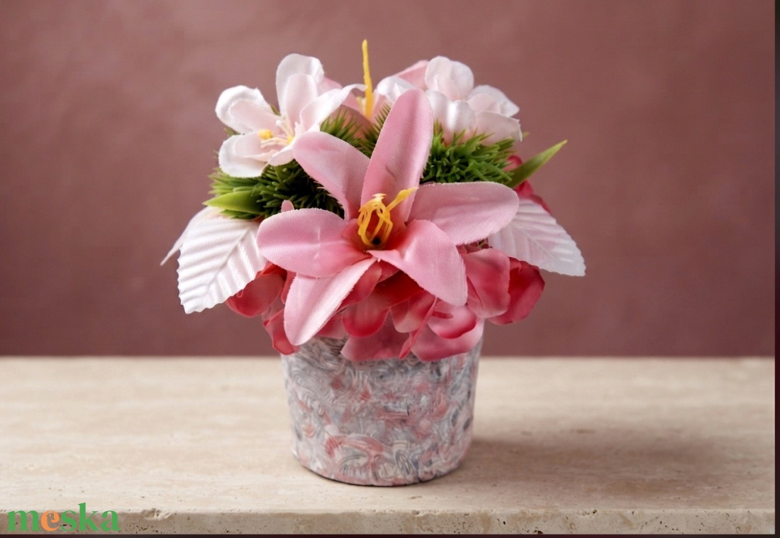 Prémium pink liliomos mini asztaldísz egyedi márványos kaspóban(13cm magas) - otthon & életmód - virágdekoráció - virágdíszek - virágdísz kaspóban - Meska.hu