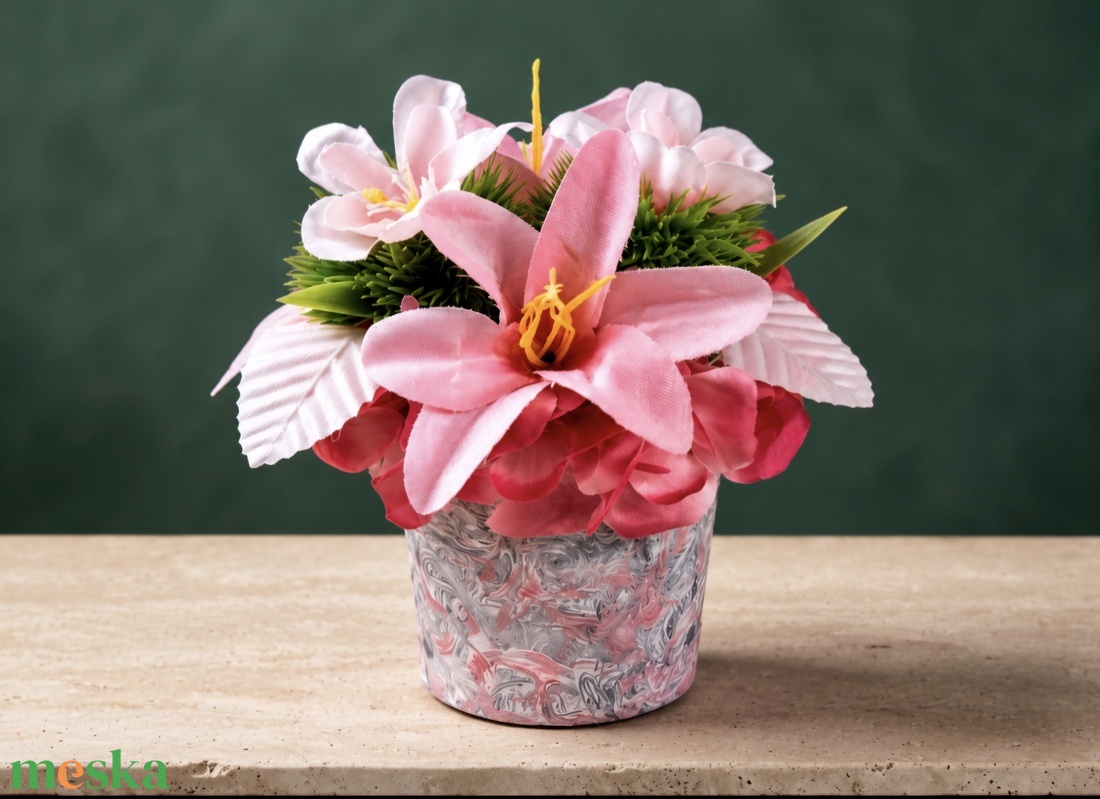 Prémium pink liliomos mini asztaldísz egyedi márványos kaspóban(13cm magas) - otthon & életmód - virágdekoráció - virágdíszek - virágdísz kaspóban - Meska.hu
