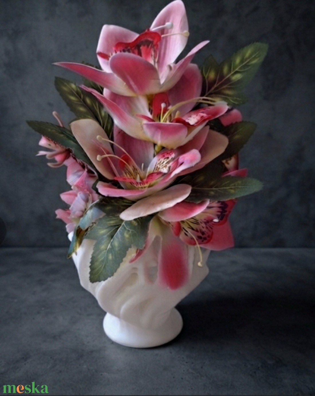 Exkluzív orchidea álom � Modern pink virágdísz áttört mintás fehér tartóban - otthon & életmód - dekoráció - asztal és polc dekoráció - asztaldísz - Meska.hu