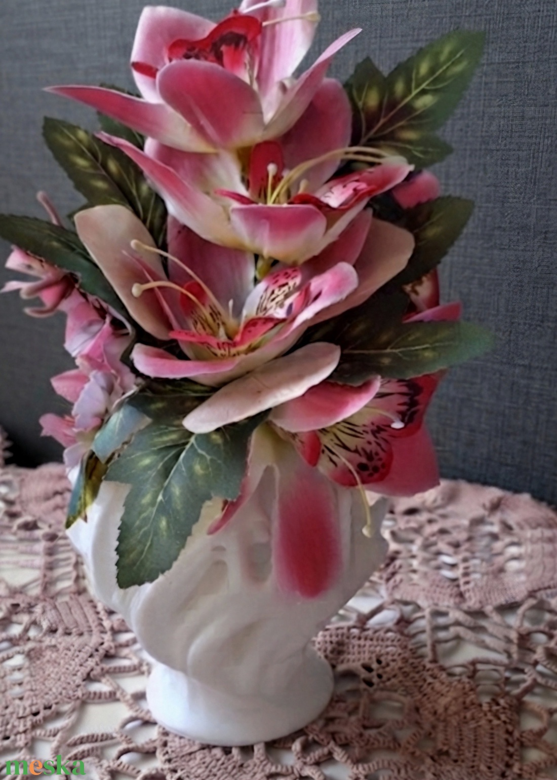 Exkluzív orchidea álom � Modern pink virágdísz áttört mintás fehér tartóban - otthon & életmód - dekoráció - asztal és polc dekoráció - asztaldísz - Meska.hu