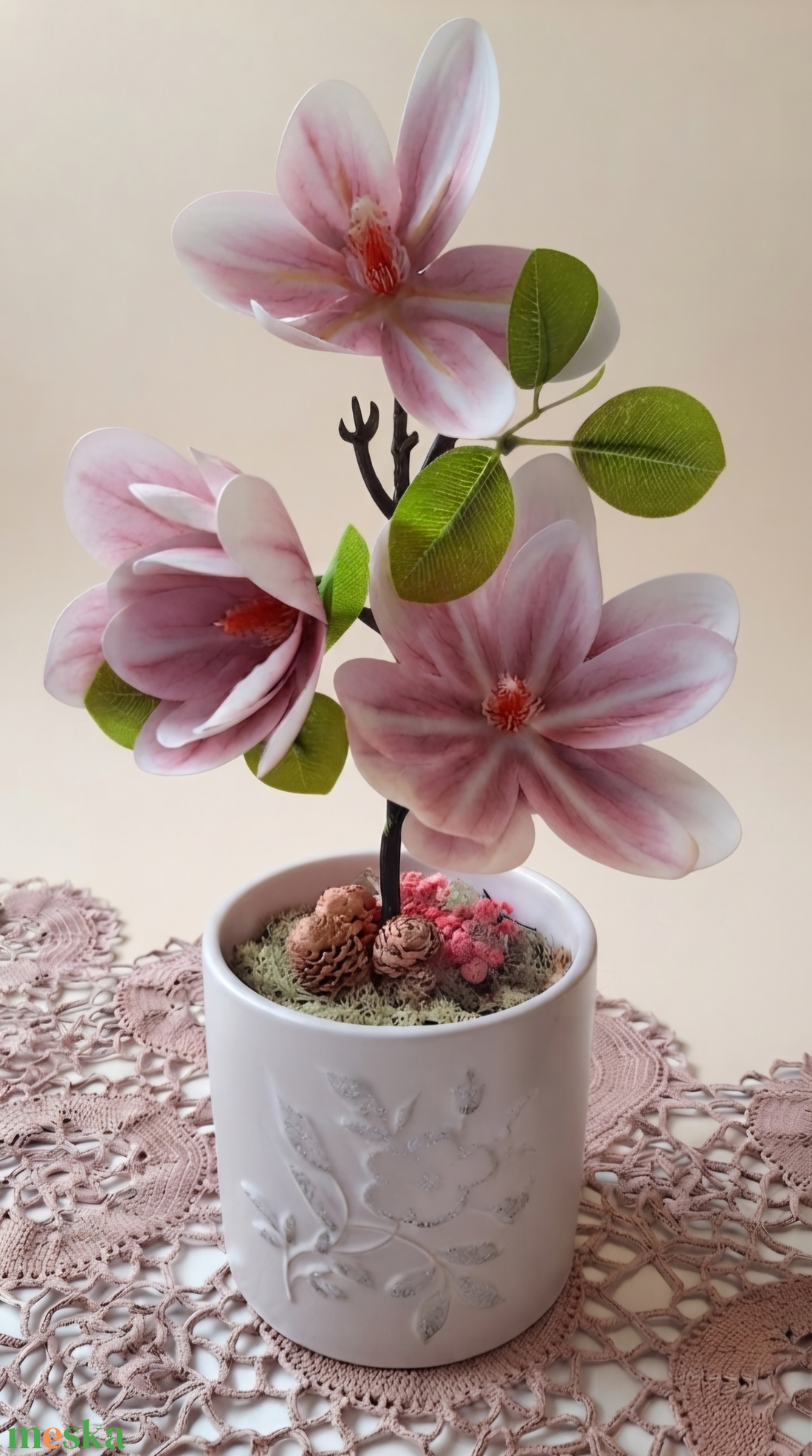 Élethű Magnóliás asztaldísz ezüst mintás kaspóban � Elegáns kézműves virágdekoráció ajándékba(38cm magas) - otthon & életmód - dekoráció - asztal és polc dekoráció - asztaldísz - Meska.hu