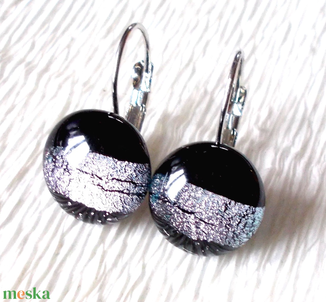 Fekete-ezüst szalagos  kapcsos fülbevaló, ajándék nőknek névnapra, születésnapra.  - ékszer - fülbevaló - lógós kerek fülbevaló - Meska.hu