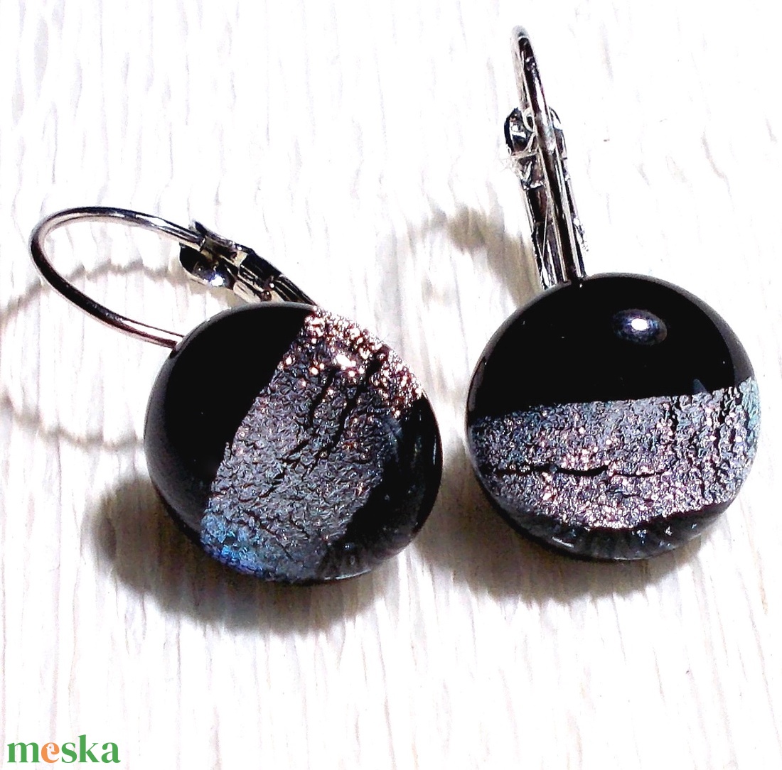 Fekete-ezüst szalagos  kapcsos fülbevaló, ajándék nőknek névnapra, születésnapra.  - ékszer - fülbevaló - lógós kerek fülbevaló - Meska.hu