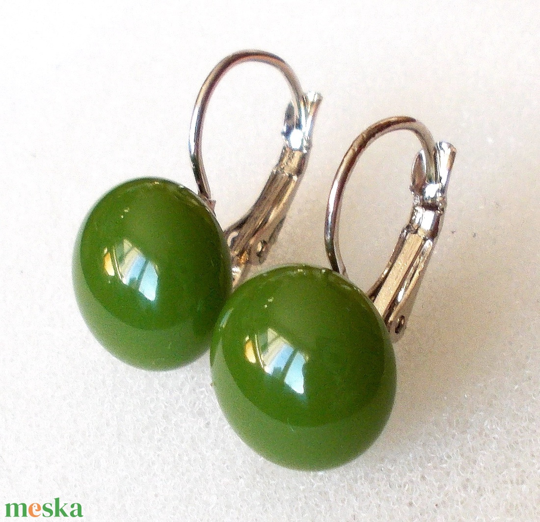 Olajzöld üveg fülbevaló, ajándék lányoknak, nőknek névnapra,születésnapra. - ékszer - fülbevaló - lógó fülbevaló - Meska.hu