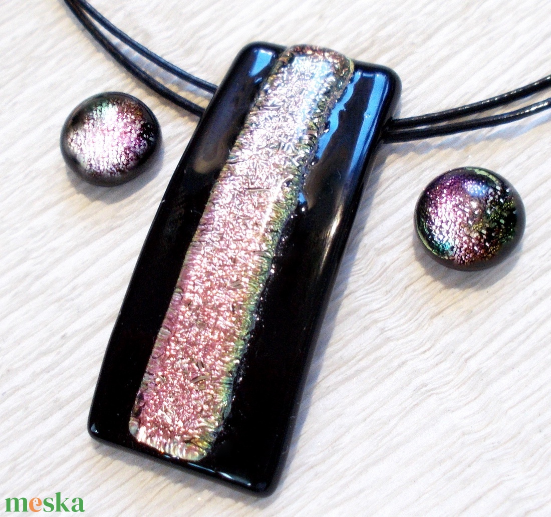 Lazacos rózsaszín dichroic ékszerszett, ajándék farsangra, névnapra, születésnapra. - ékszer - ékszerszett - Meska.hu Lazacos rózsaszín dichroic ékszerszett, ajándék farsangra, névnapra, születésnapra. - ékszer - ékszerszett - Meska.hu