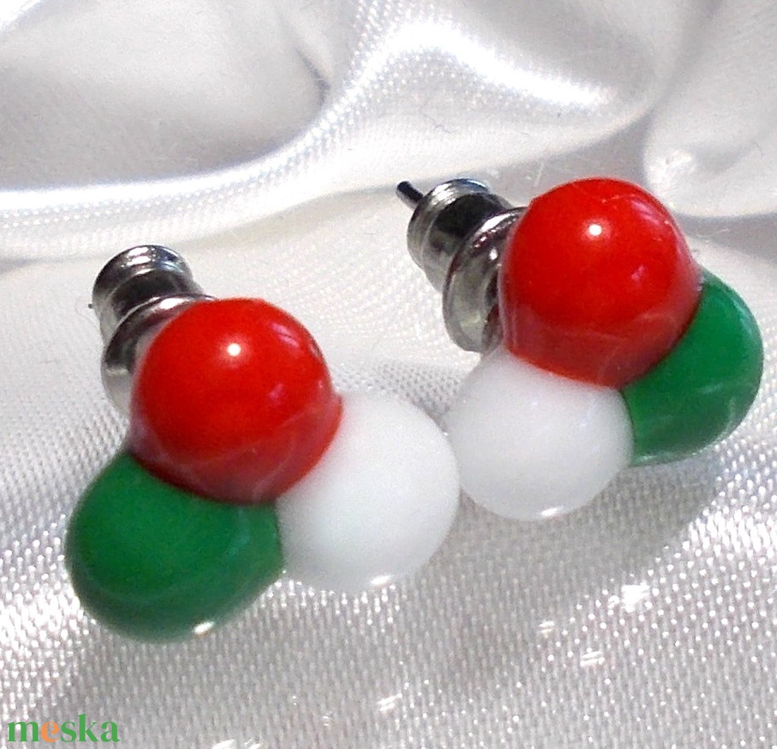 NEMESACÉL! Nemzeti színű stiftes üveg fülbevaló, ajándék lányoknak, nőknek névnapra,születésnapra. - ékszer - fülbevaló - pötty fülbevaló - Meska.hu