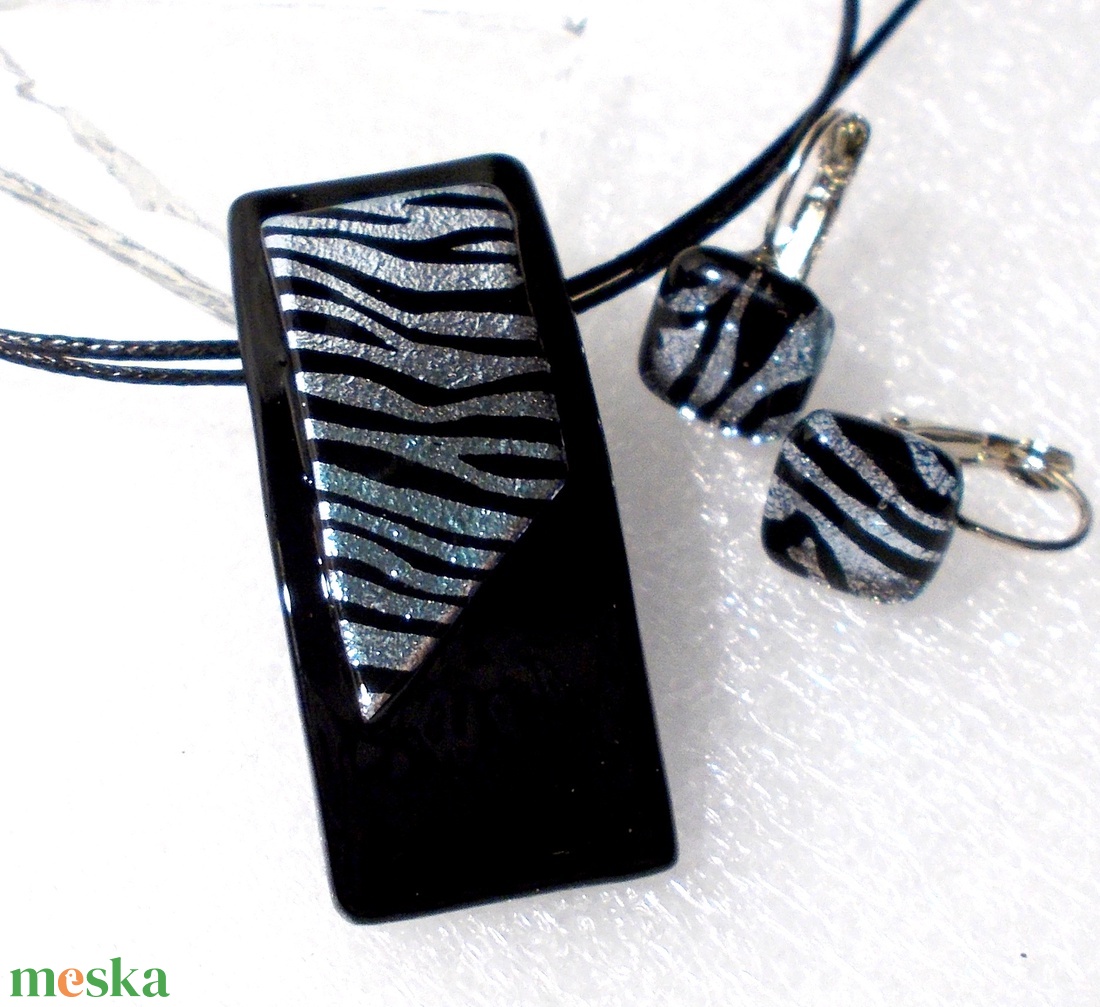NEMESACÉL! Ezüst-fekete zebra mintával, saját  tervezésű hajlított ékszerszett. - ékszer - ékszerszett - Meska.hu