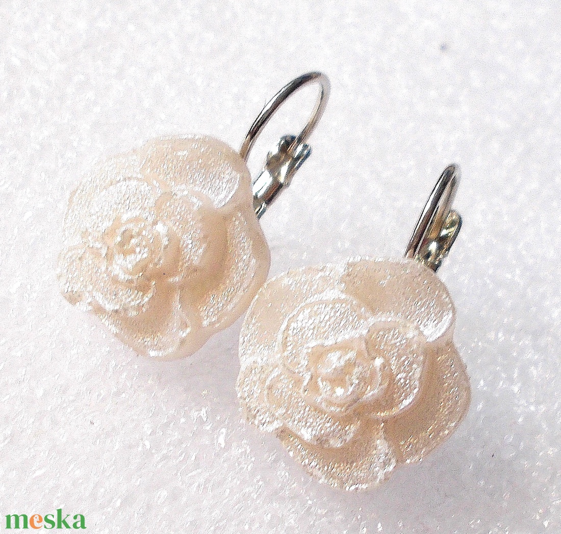 Krém rózsa kapcsos fülbevaló, ajándék nőknek névnapra, születésnapra.  - ékszer - fülbevaló - lógó fülbevaló - Meska.hu